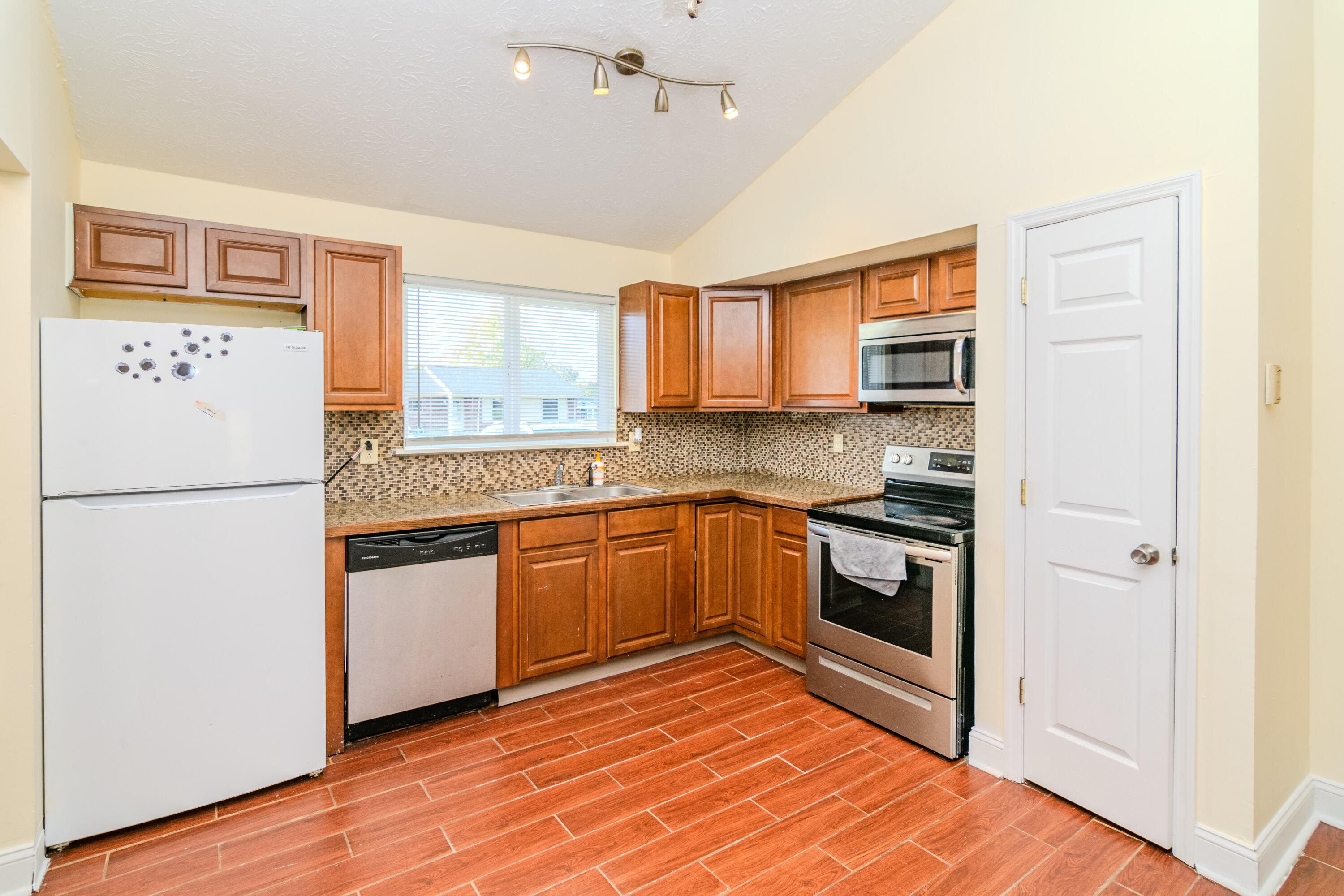 3829 Niagara Drive Property Photo 5