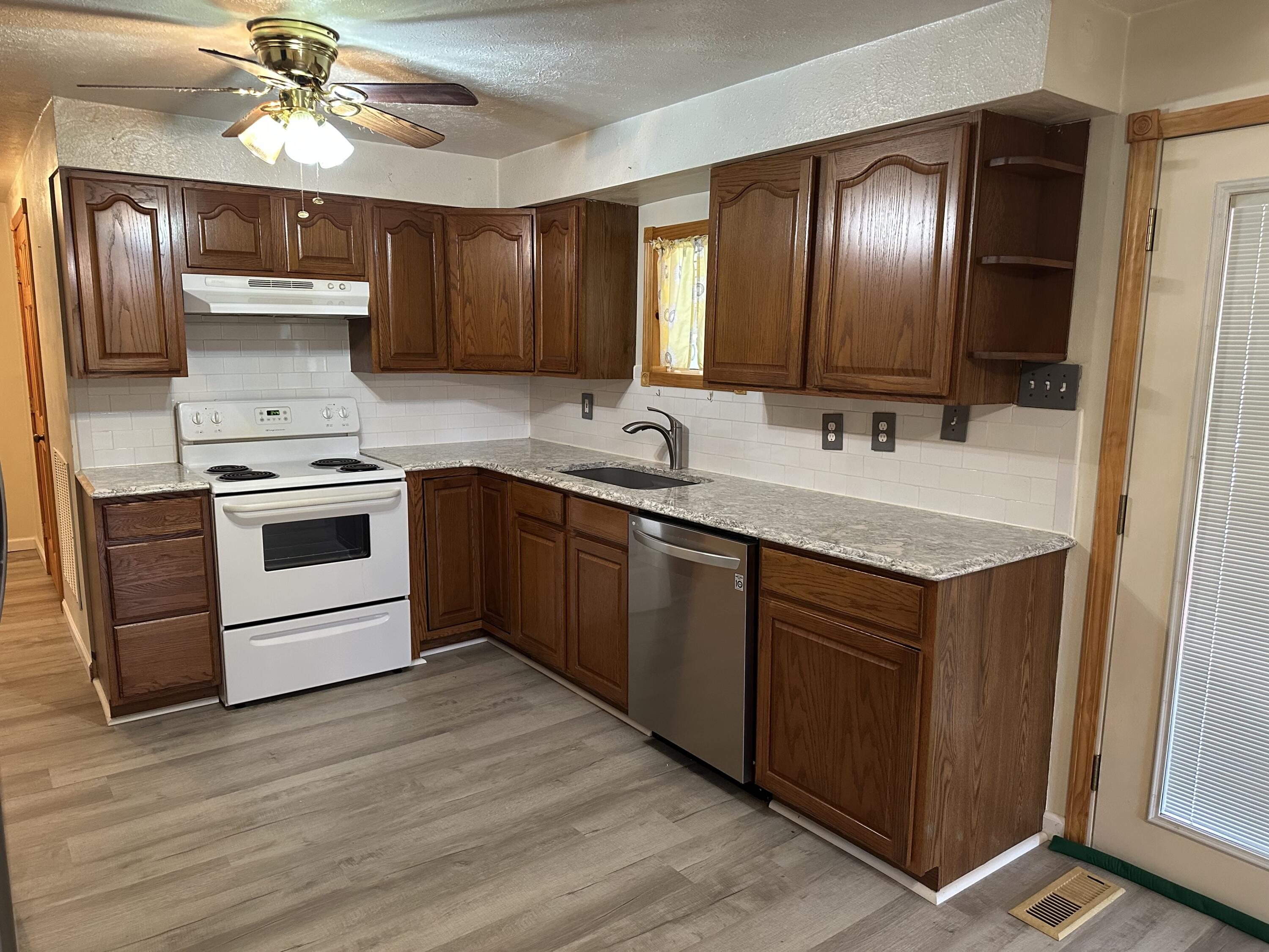 220 Leon Boulevard Property Photo 8