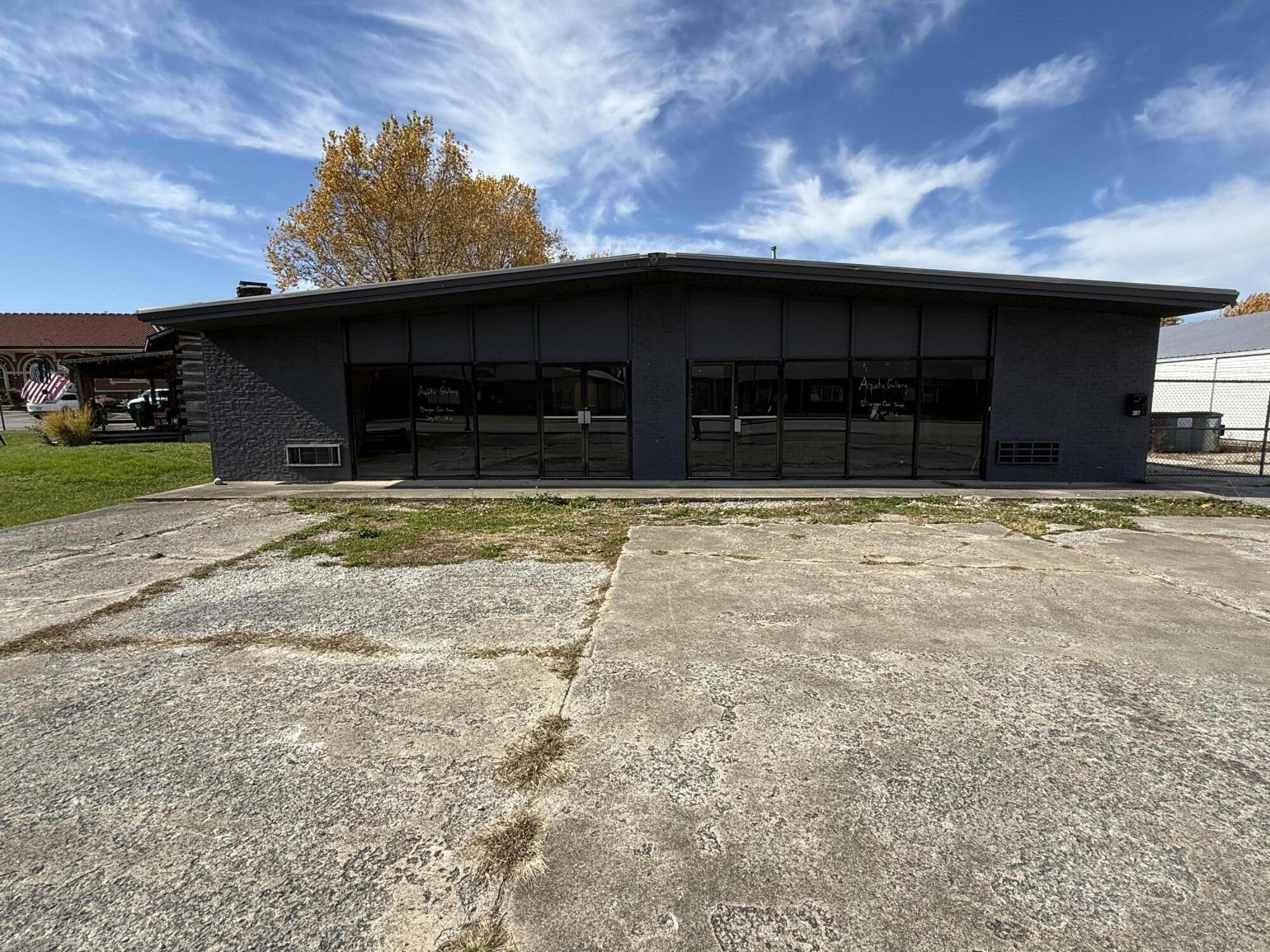 207 N Broadway Street Property Photo 5