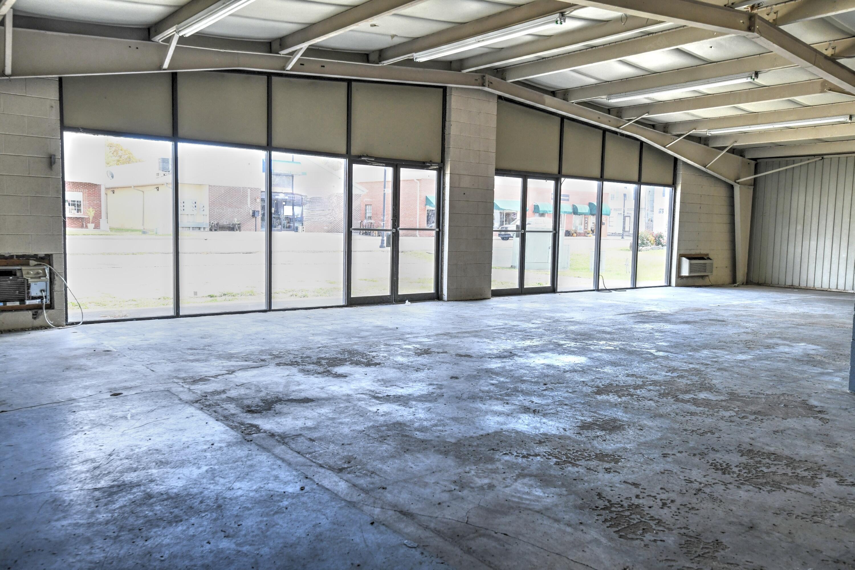 207 N Broadway Street Property Photo 6