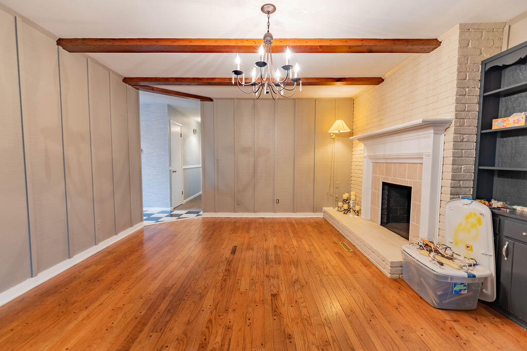 107 Pin Oak Drive Property Photo 6