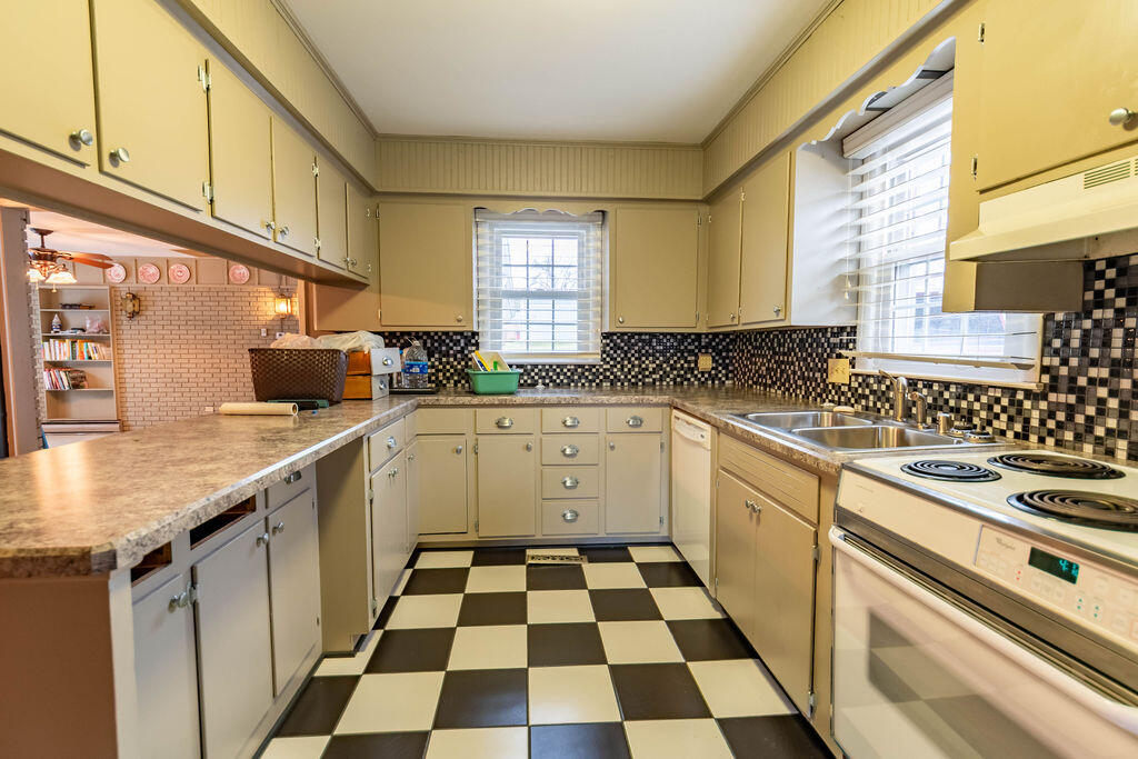 107 Pin Oak Drive Property Photo 12