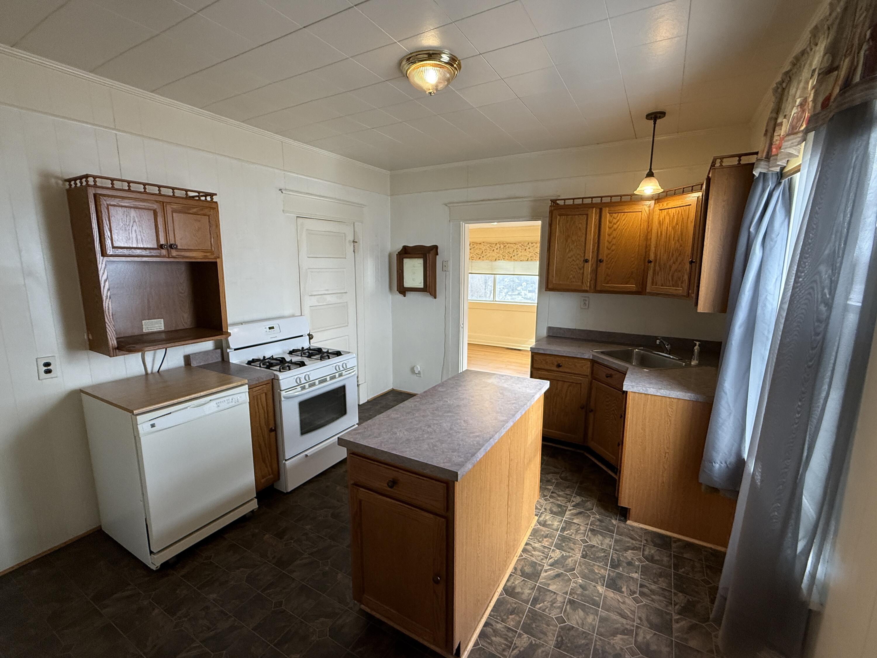 672 Higgins Avenue Property Photo 16