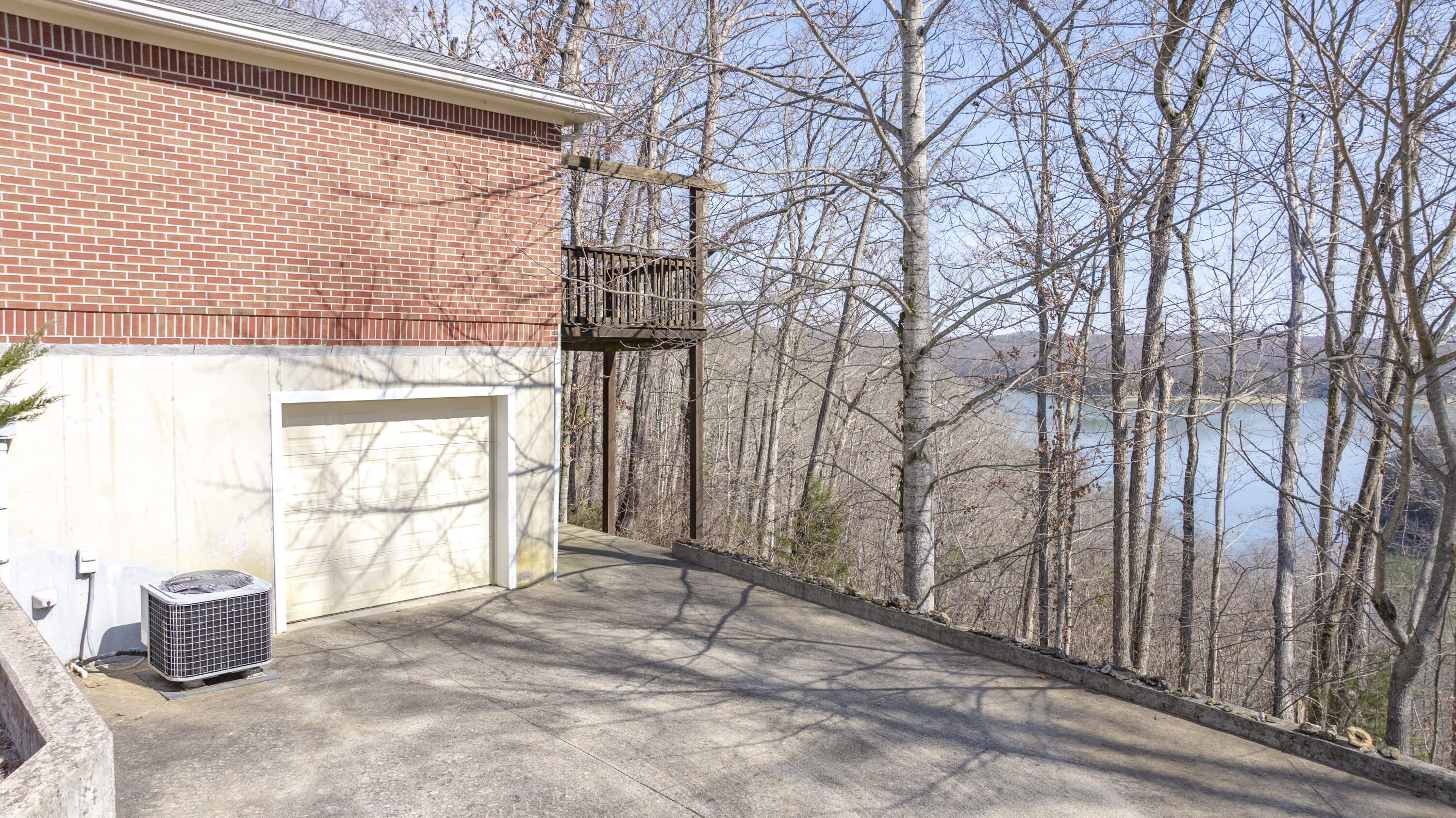 642 N Shore Drive Property Photo 14