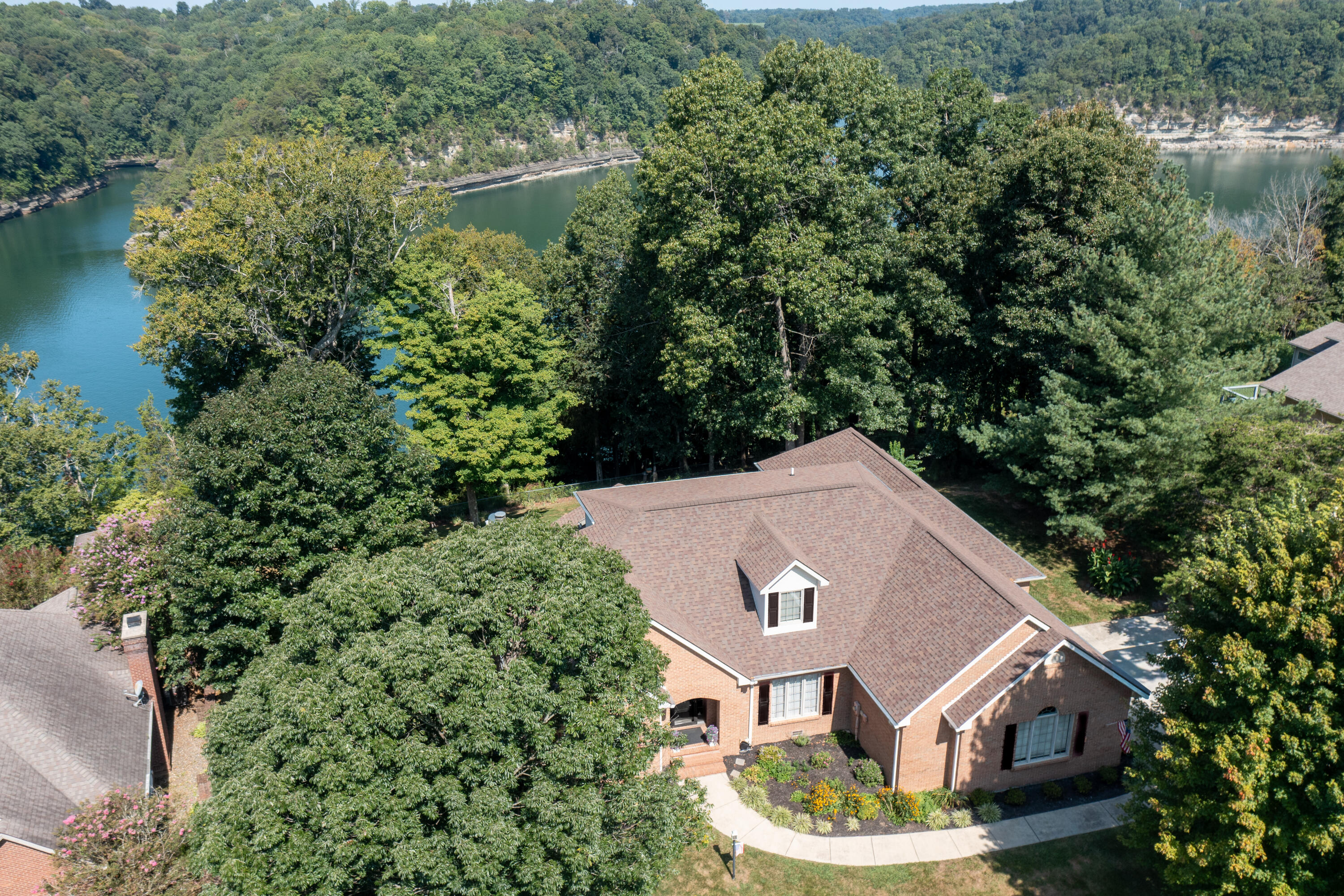 512 Water Cliff Drive Property Photo 4