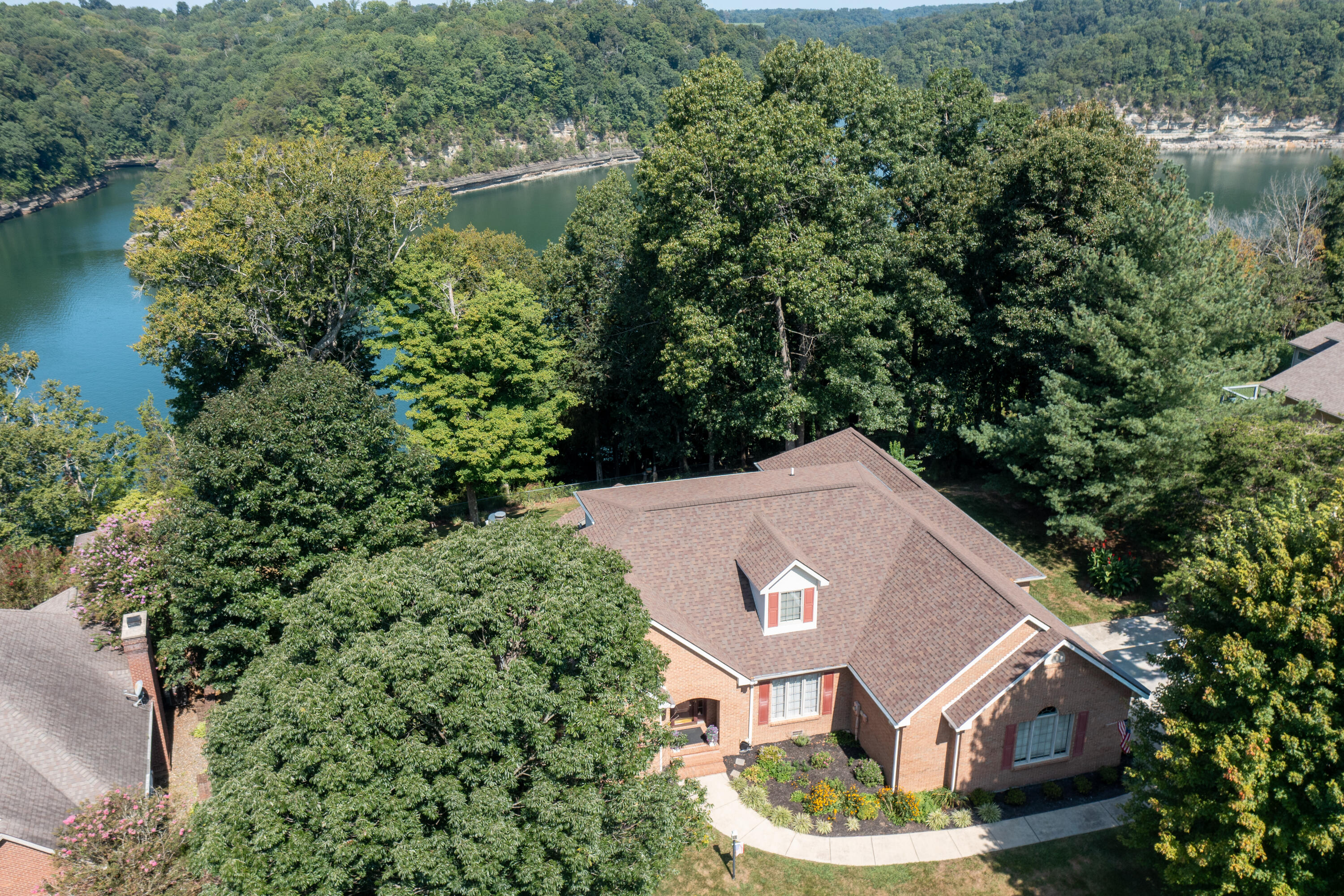 512 Water Cliff Drive Property Photo 5