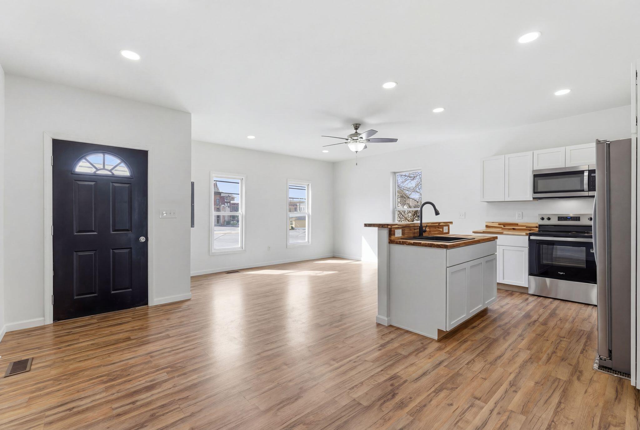 121 E Washington Street Property Photo 1