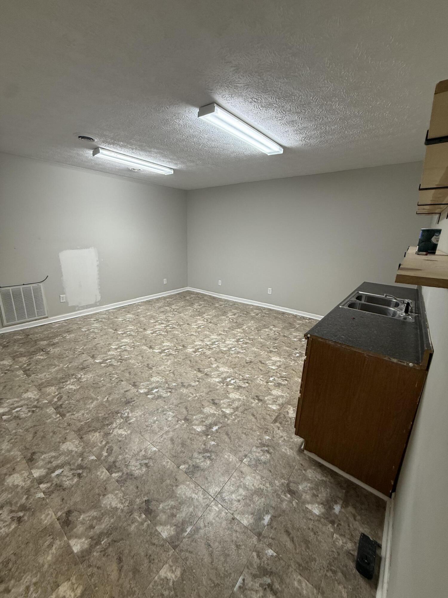 122 S Main Street Property Photo 4