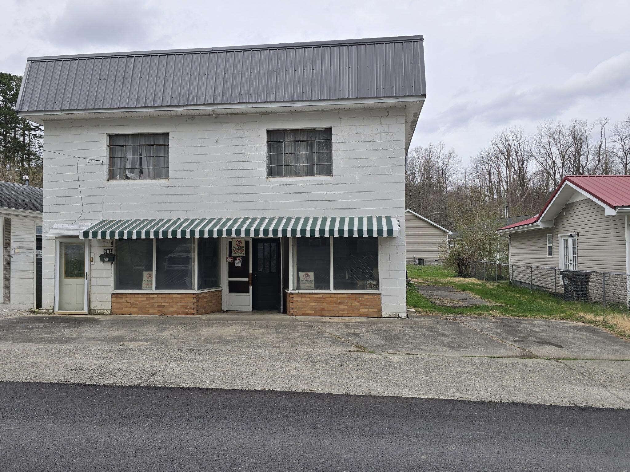 904 W 5th Street Property Photo 4