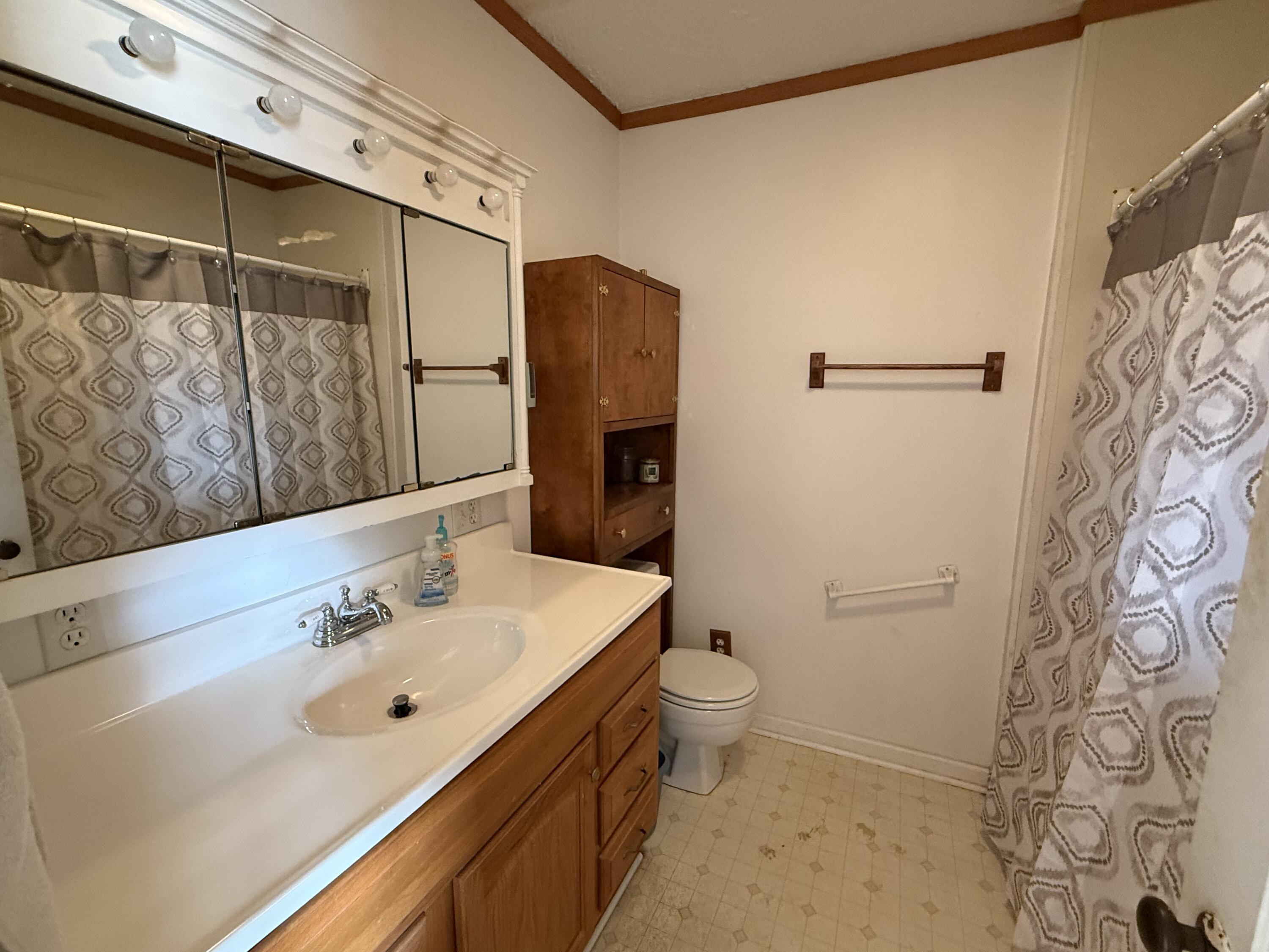 904 W 5th Street Property Photo 5