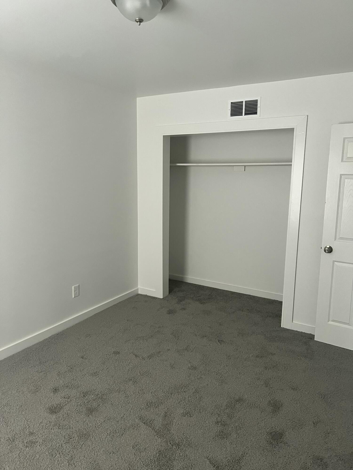 725 E College Street Property Photo 7