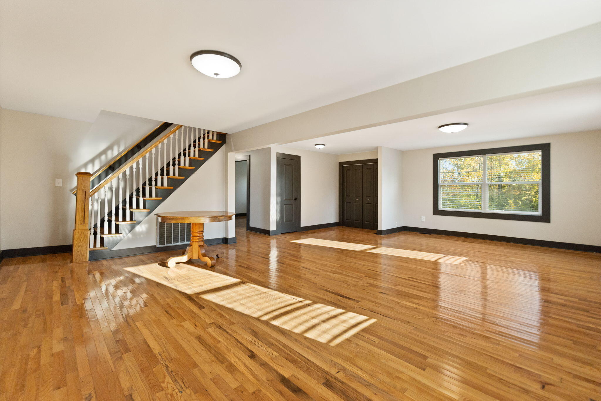 201 York Lane Property Photo 4