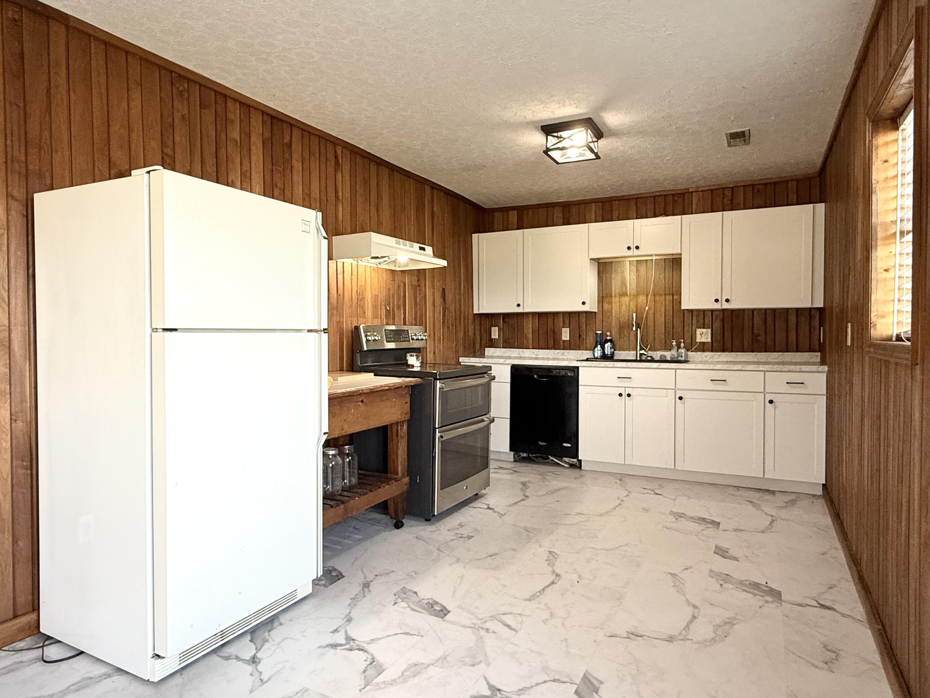 656 Thompson Road Property Photo 9