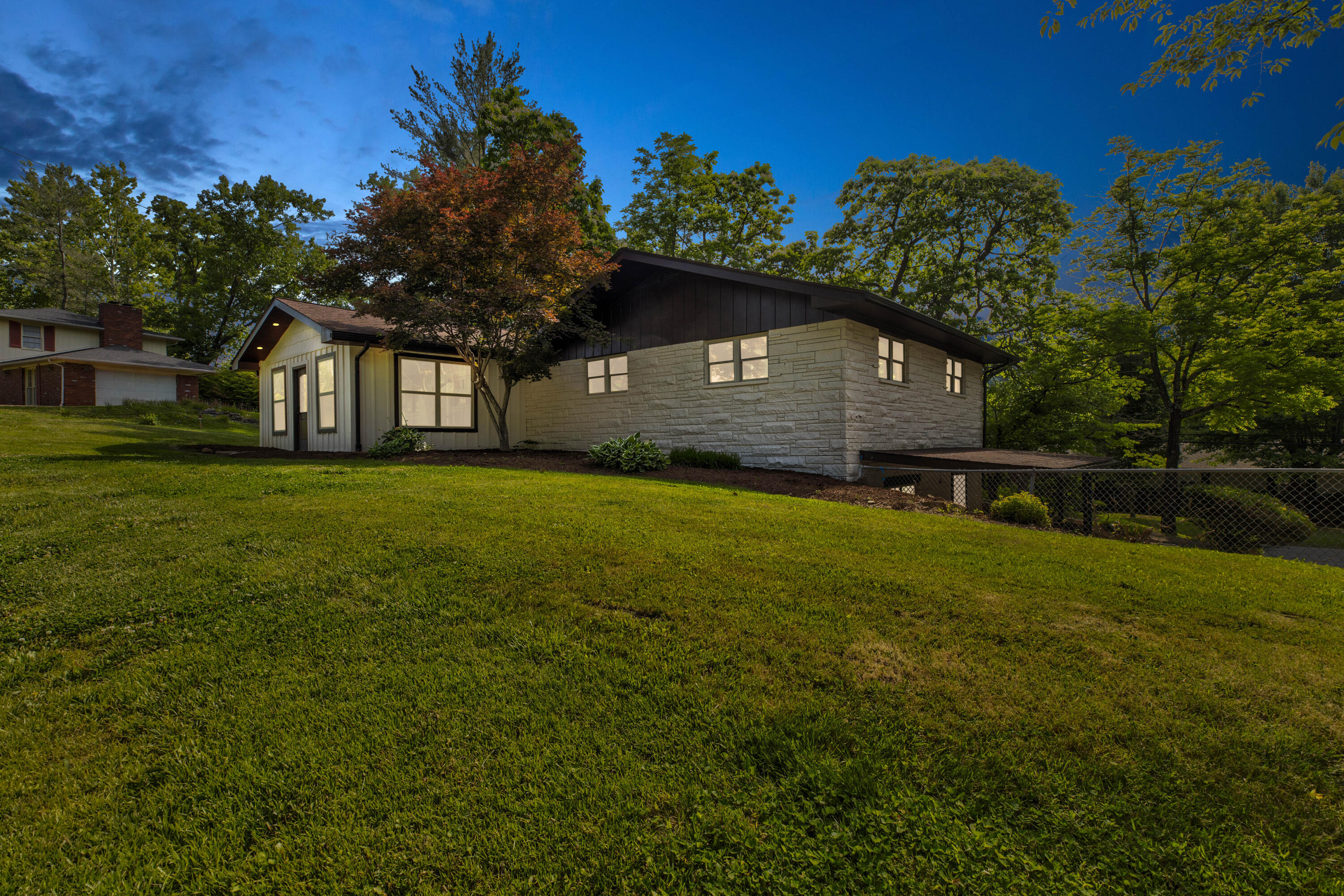 609 Crestview Lane Property Photo 2