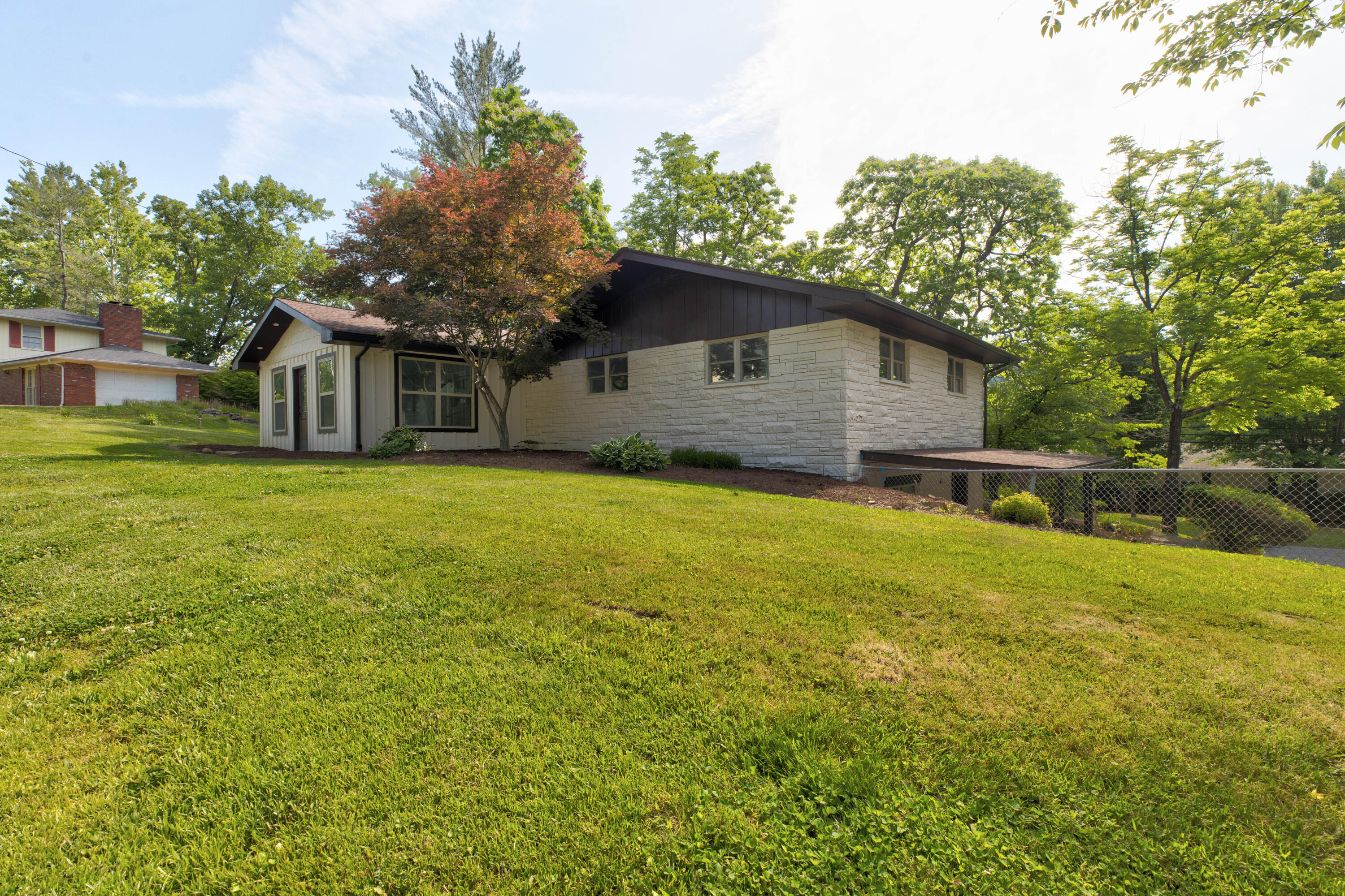 609 Crestview Lane Property Photo 3