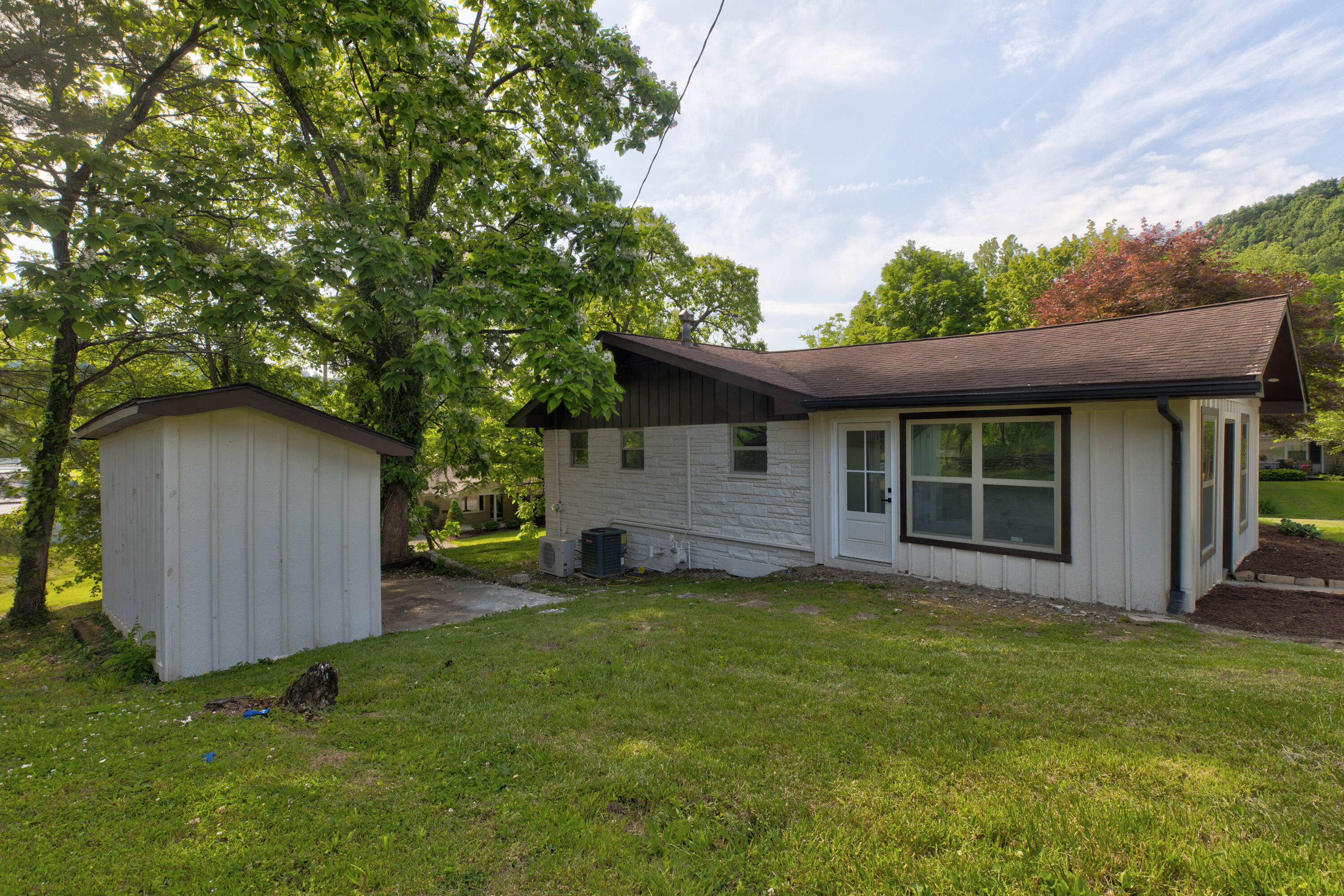 609 Crestview Lane Property Photo 6