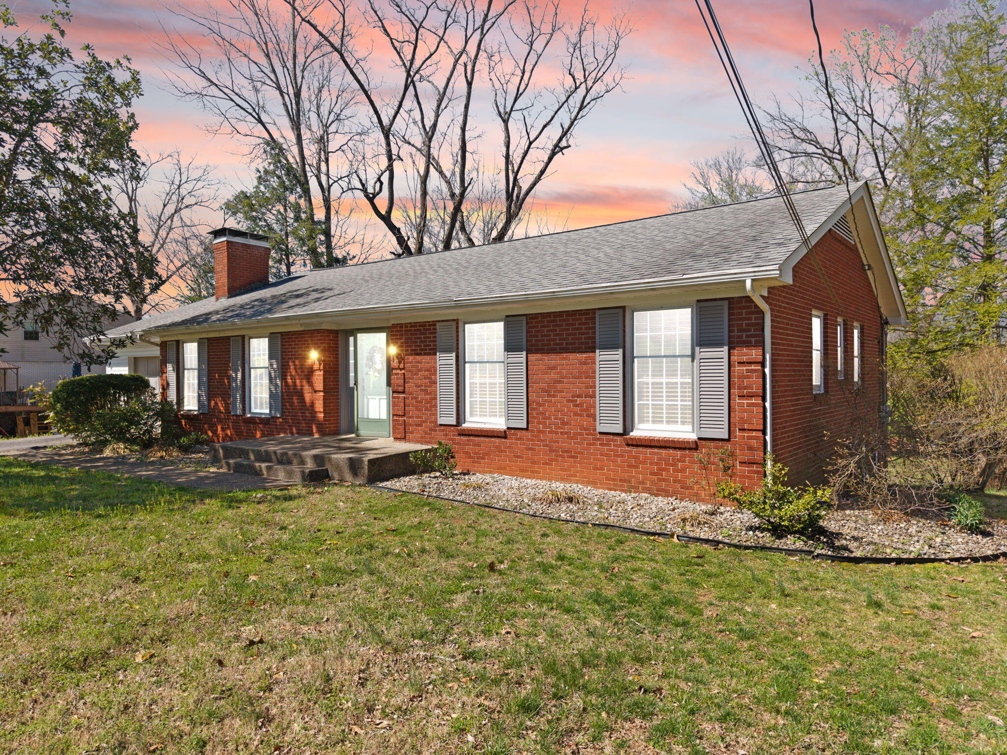 325 Maple Avenue Property Photo 1