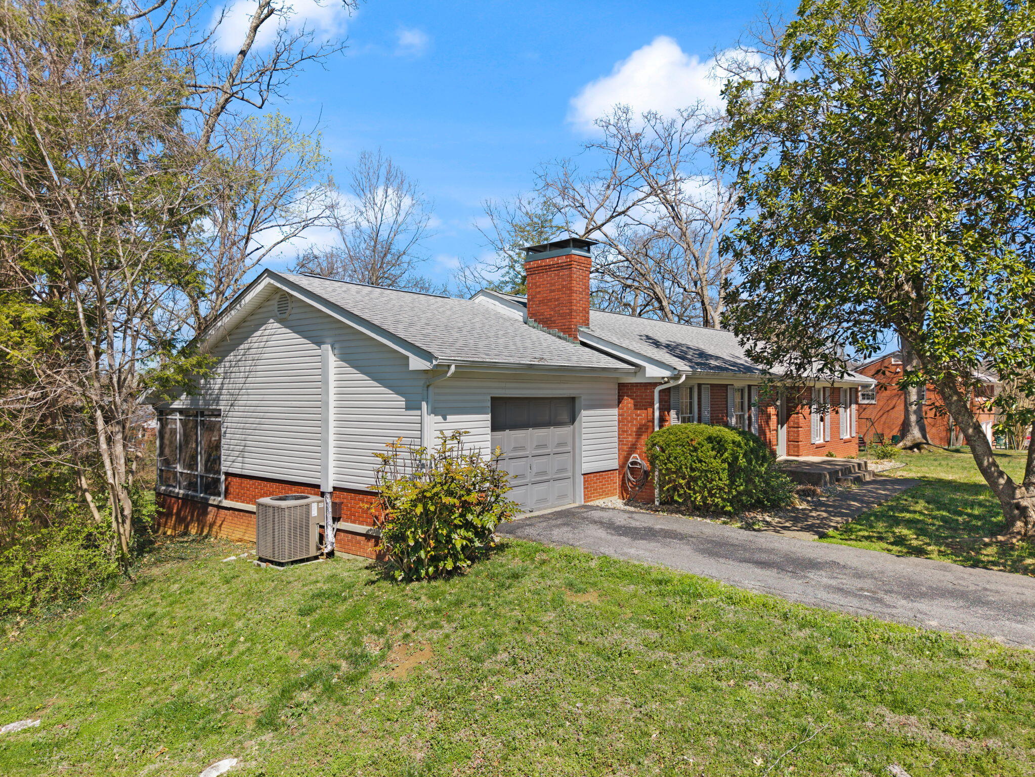 325 Maple Avenue Property Photo 2