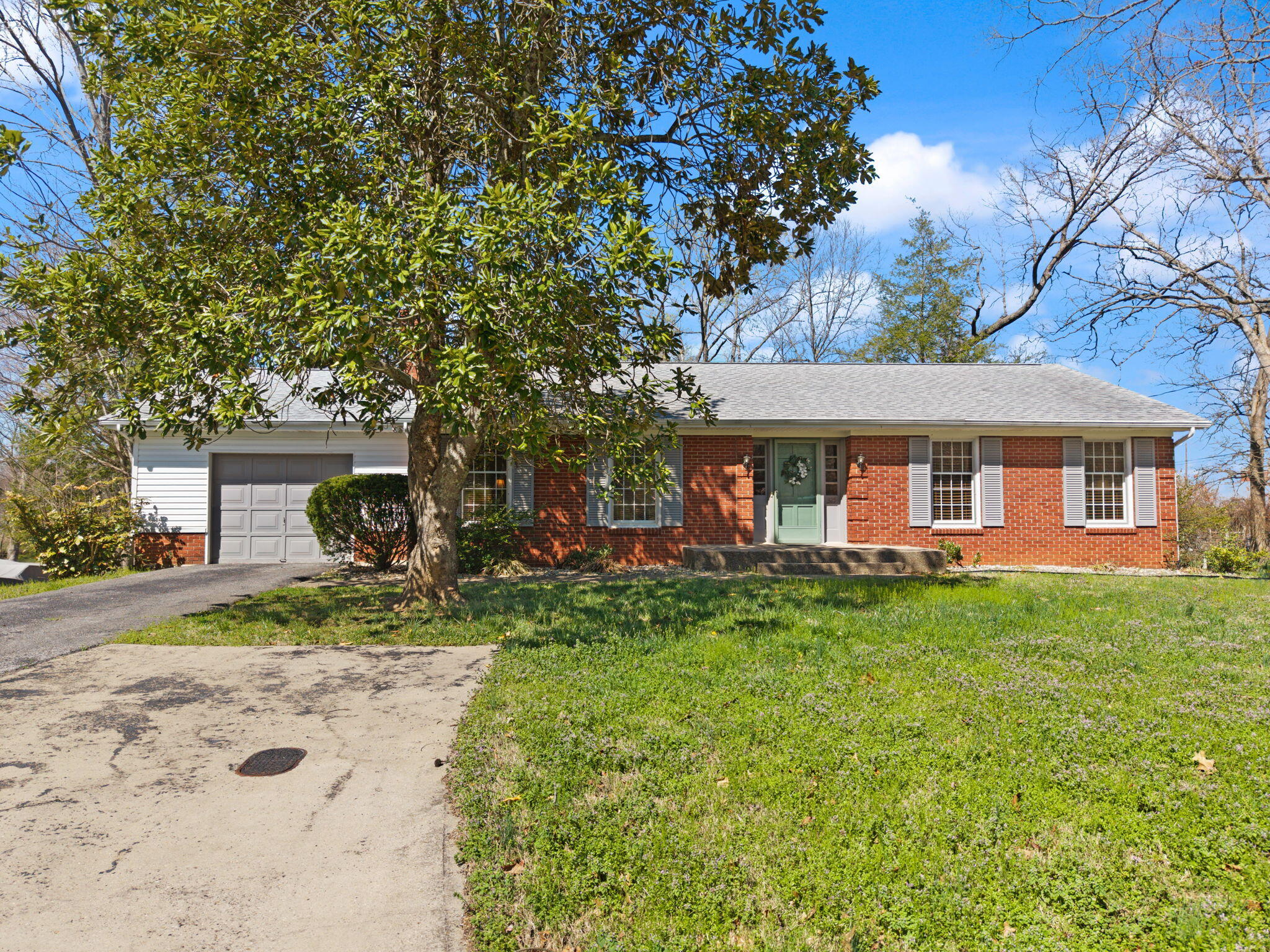 325 Maple Avenue Property Photo 3