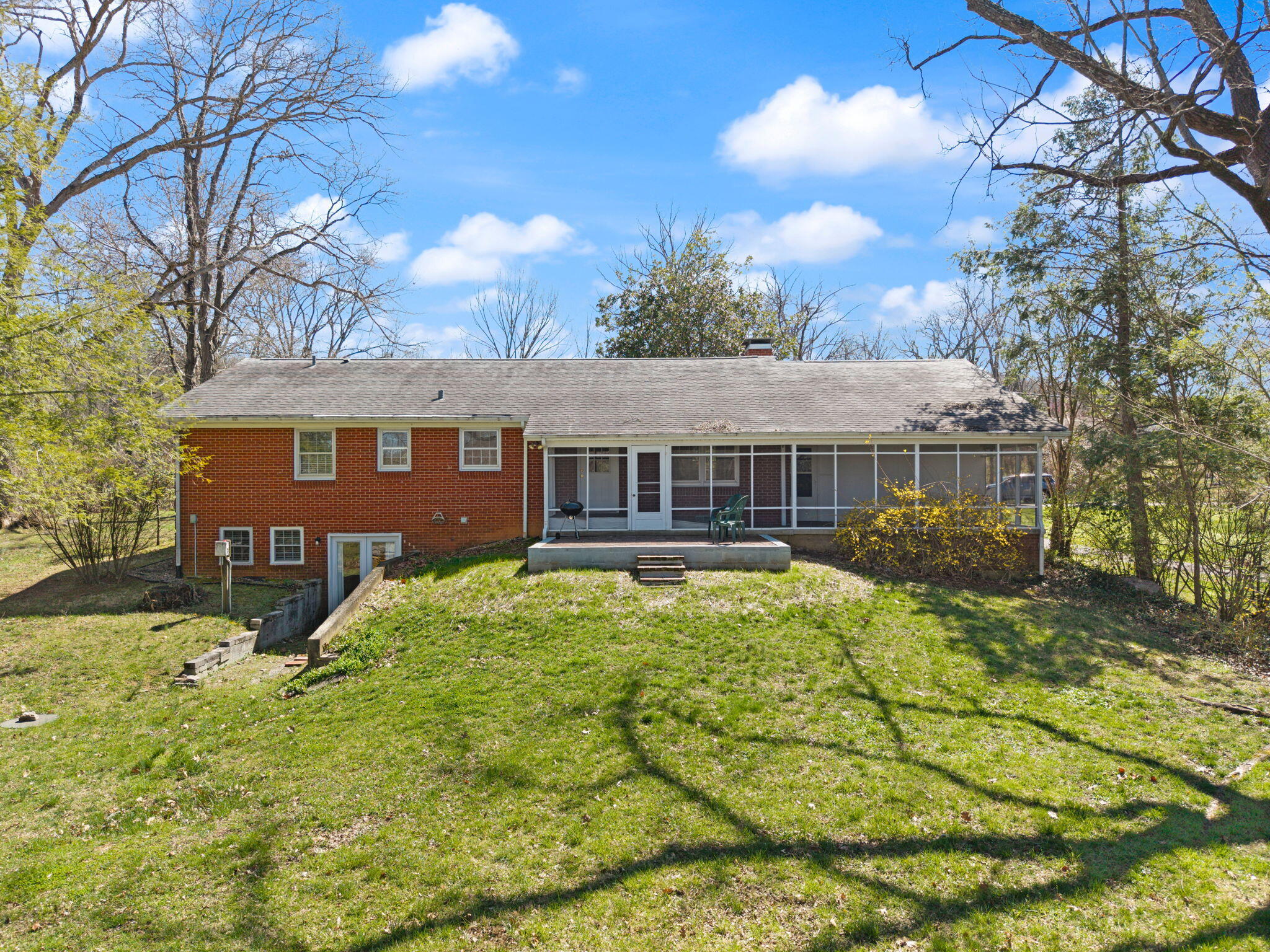 325 Maple Avenue Property Photo 8