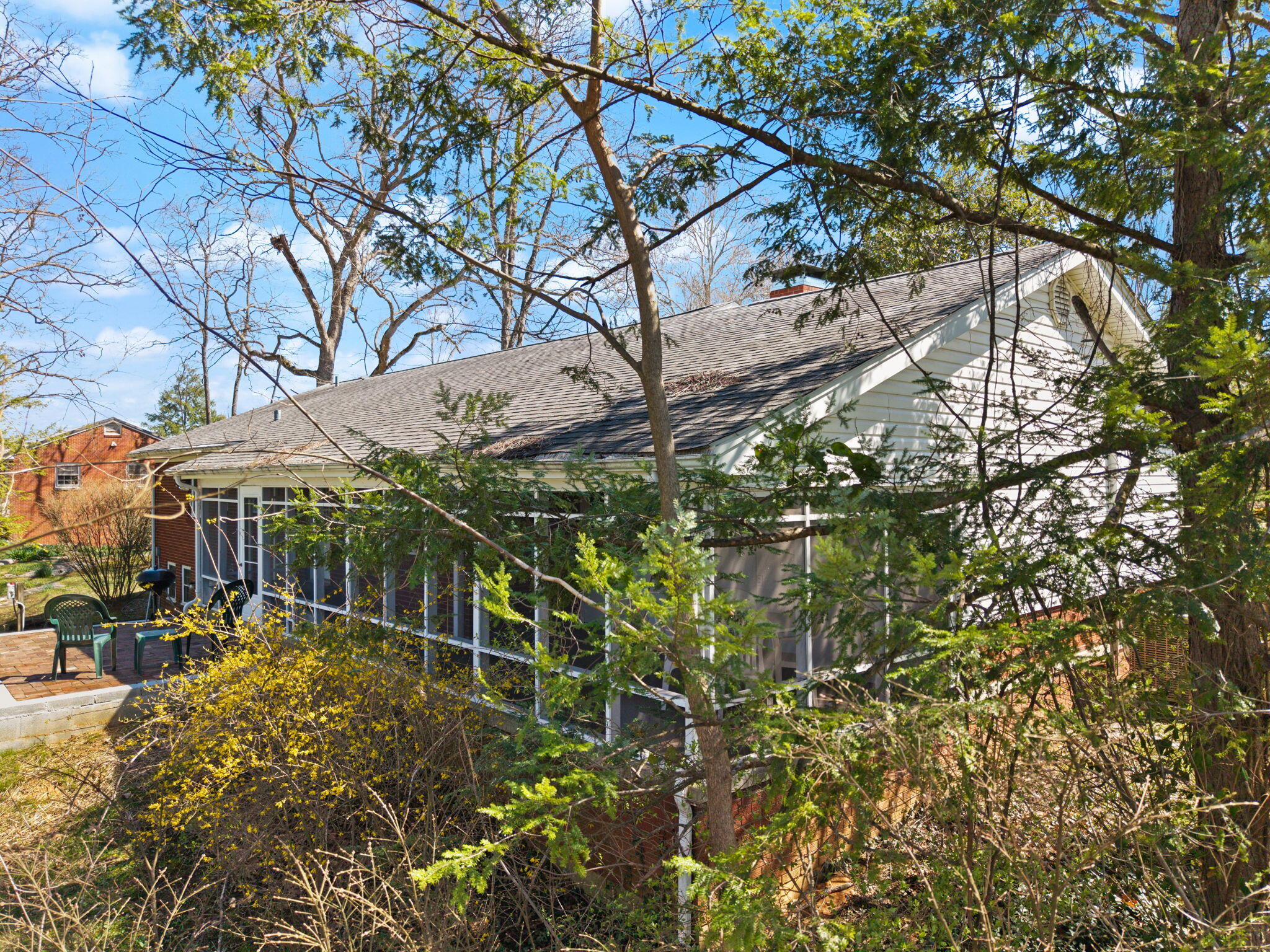 325 Maple Avenue Property Photo 9