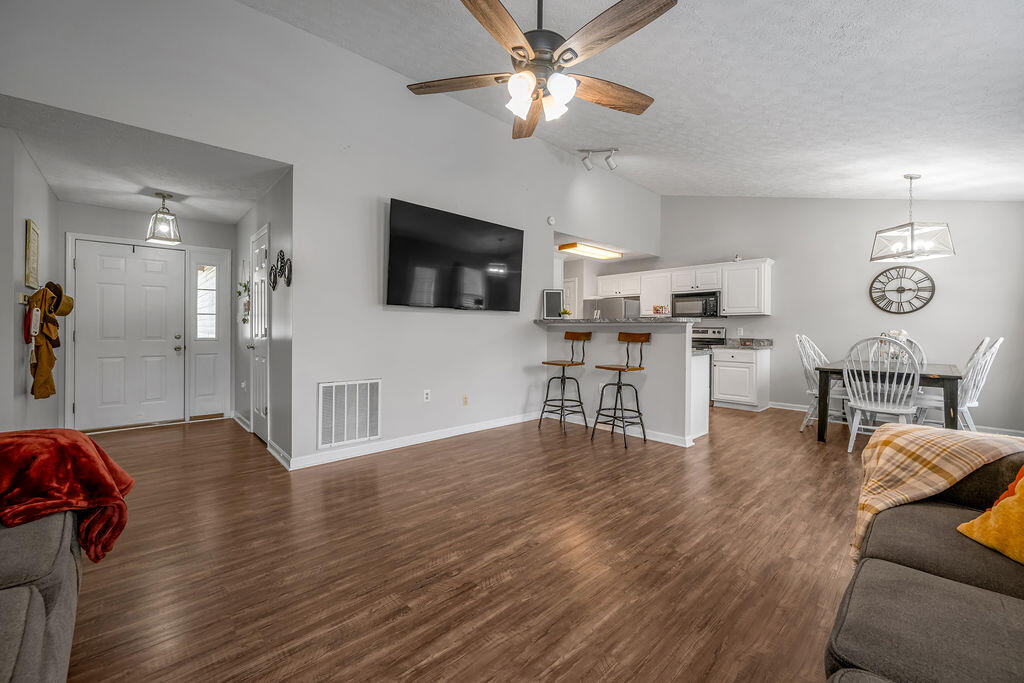 128 Wooded Way Property Photo 3