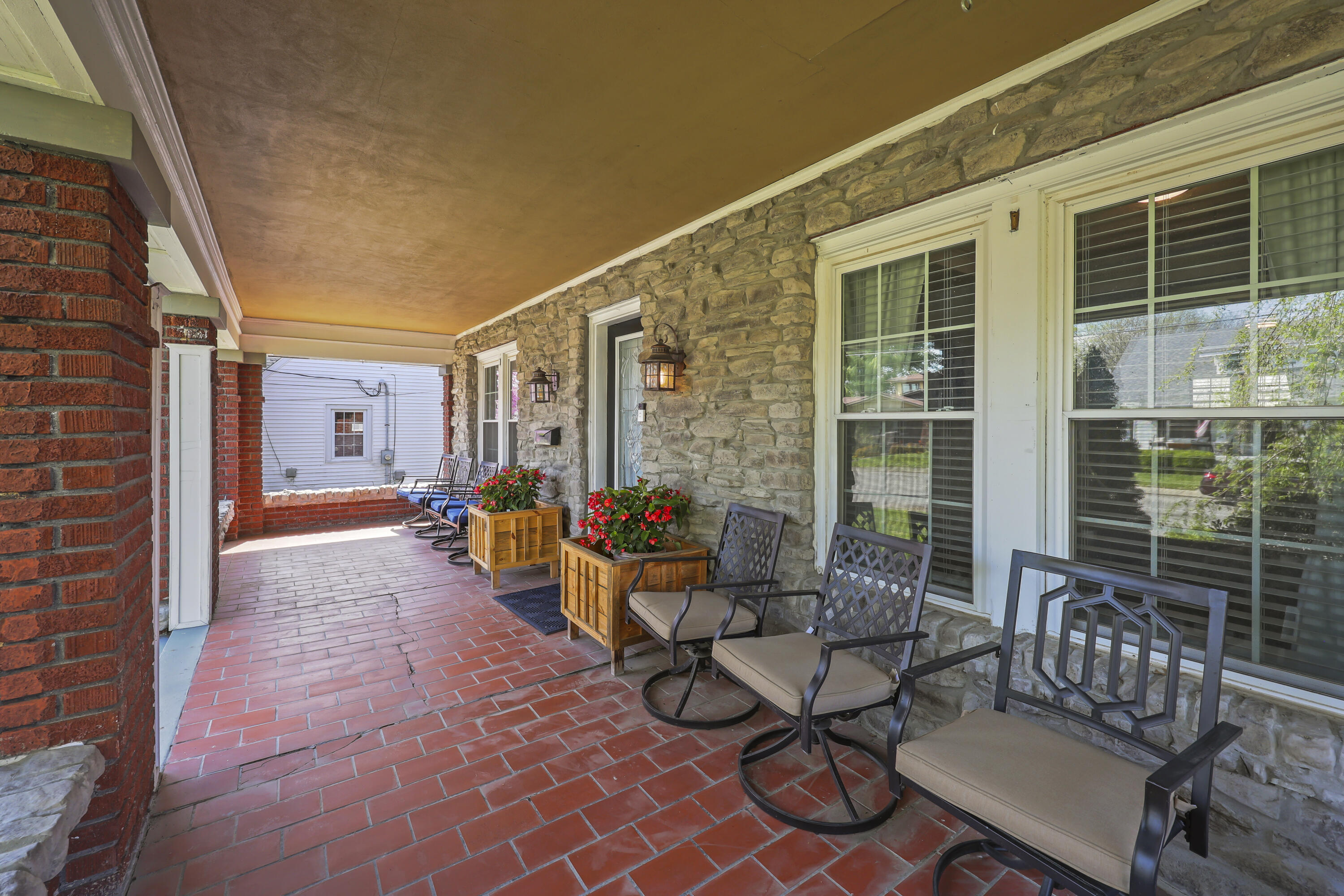 206 E Grundy Avenue Property Photo 43