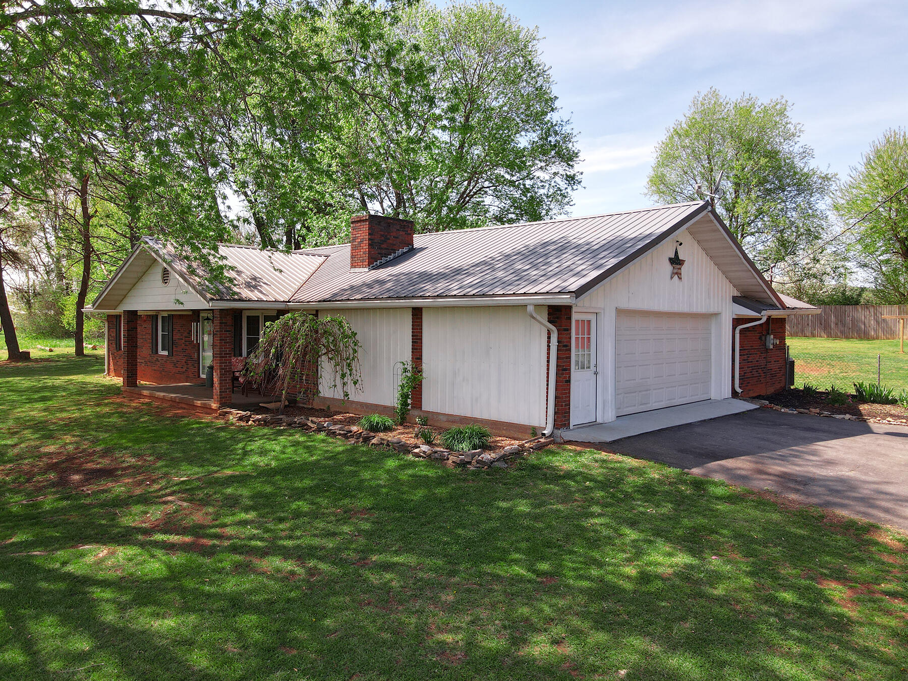 202 Willa Drive Property Photo 5