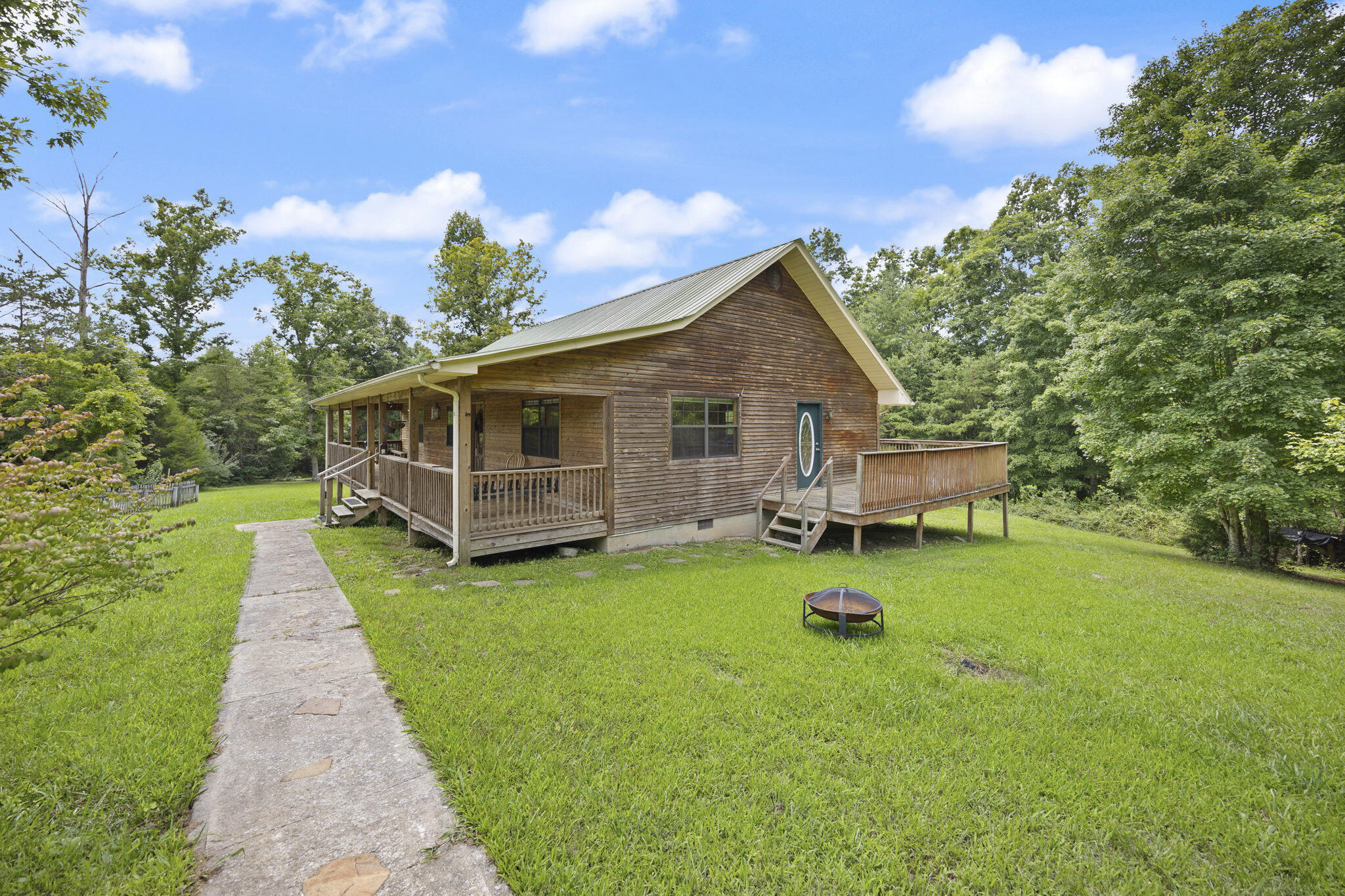 576 Laxton Road Property Photo 5