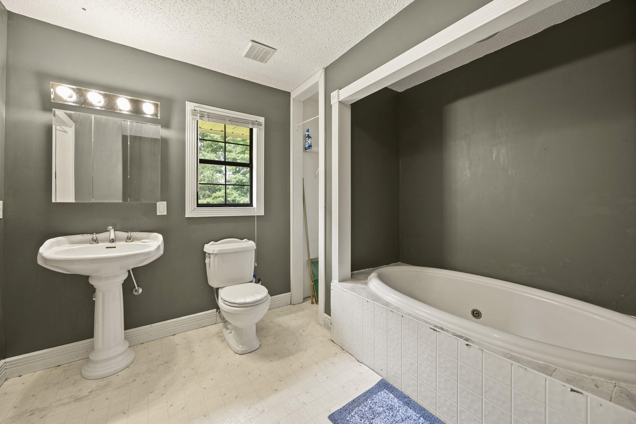 576 Laxton Road Property Photo 22