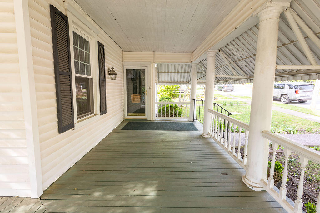 443 S Maple Street Property Photo 4
