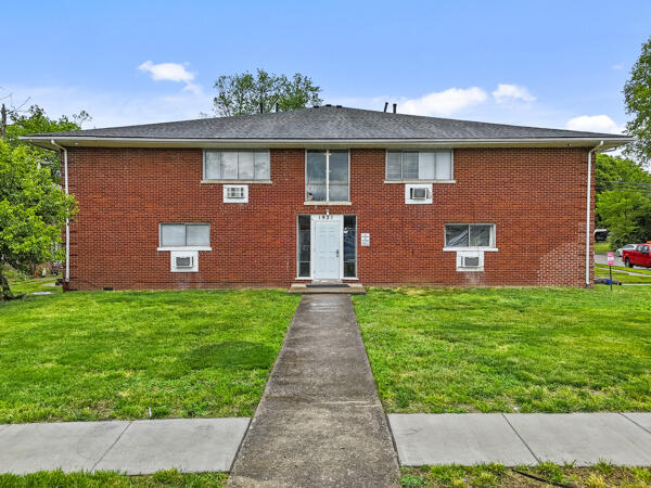 1921 Oxford Circle Property Photo 1