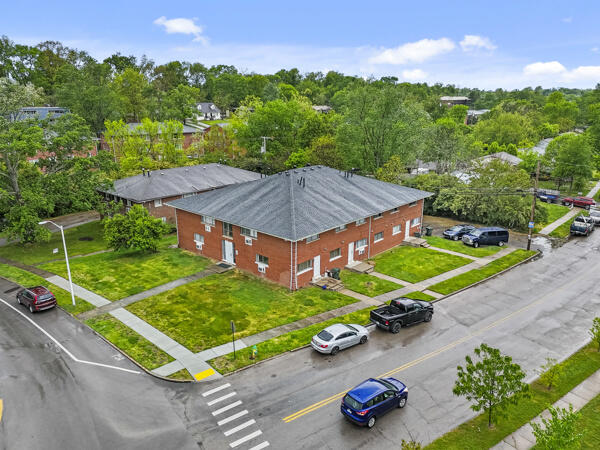 1921 Oxford Circle Property Photo 5