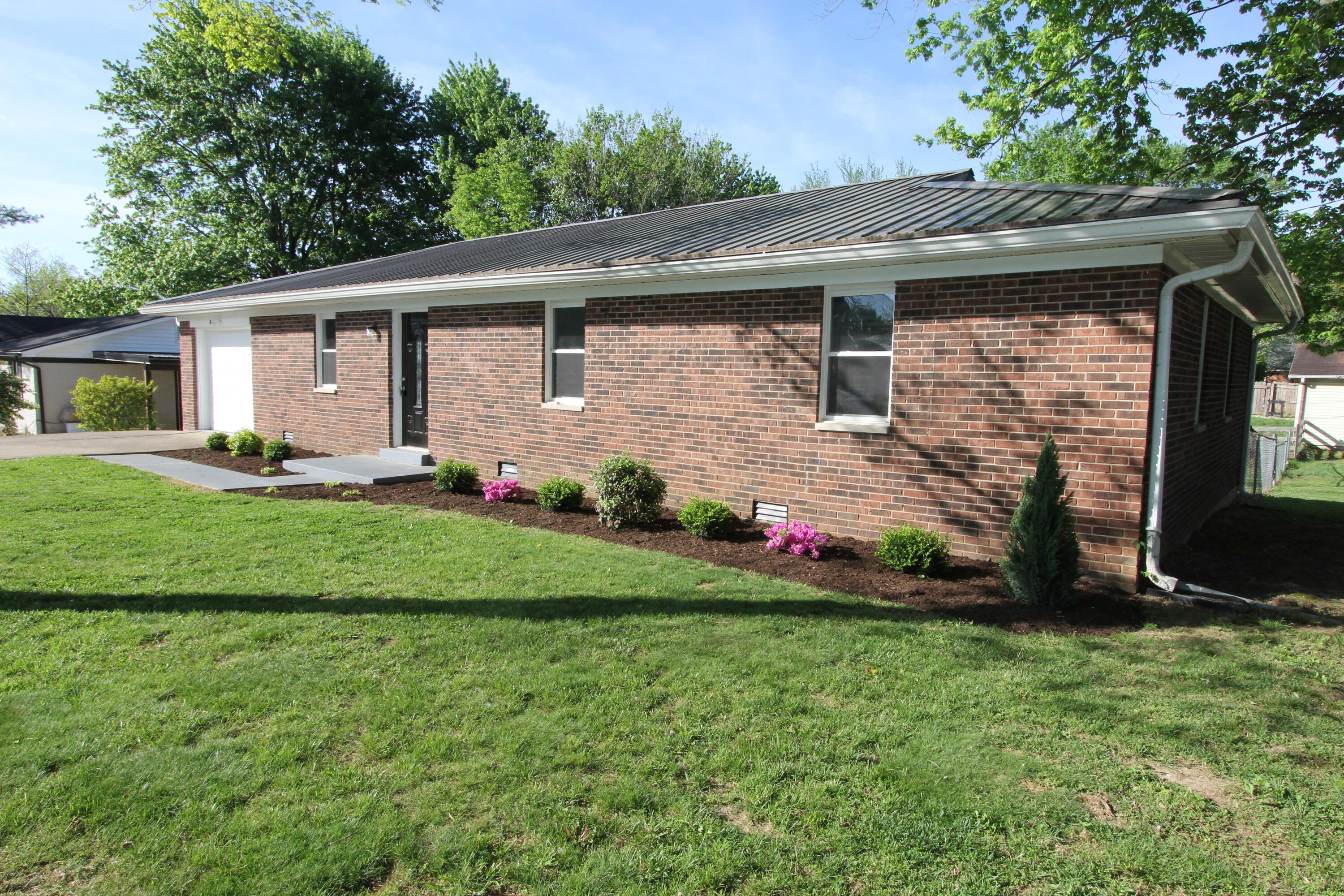 406 Sunset Drive Property Photo 3
