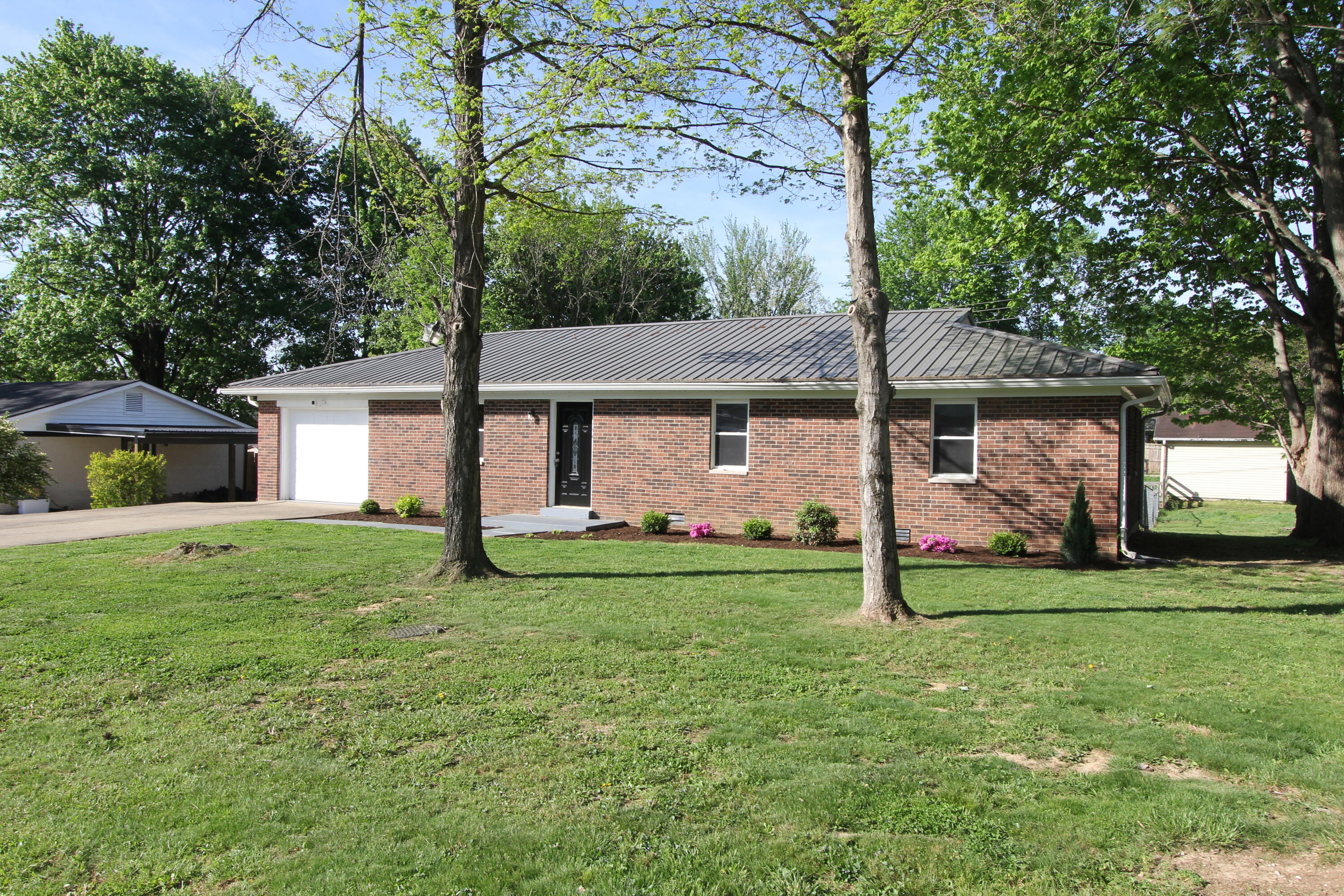 406 Sunset Drive Property Photo 4