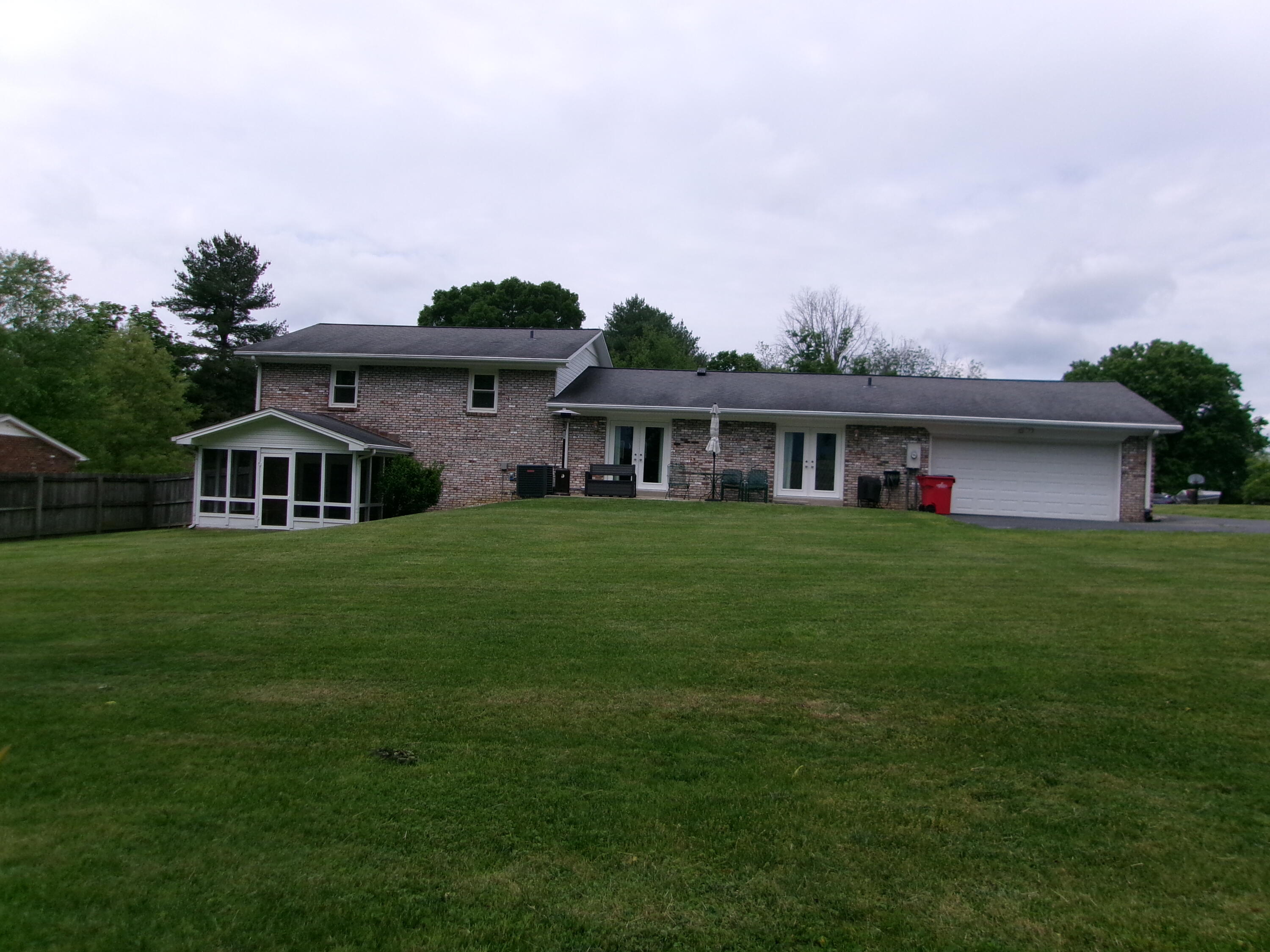 47 Timberlawn Circle Property Photo 3