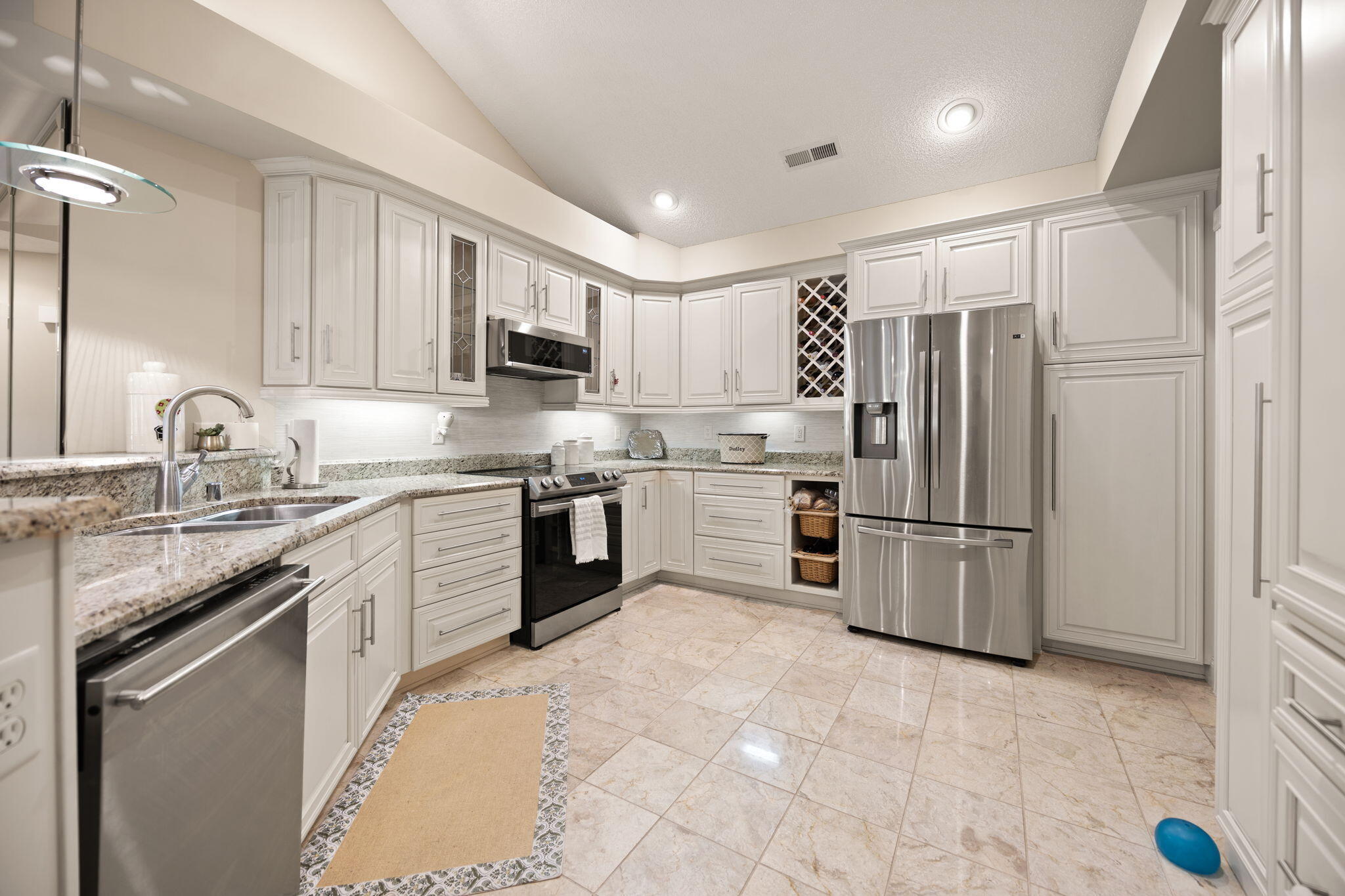 512 W Canterbury Drive Property Photo 15