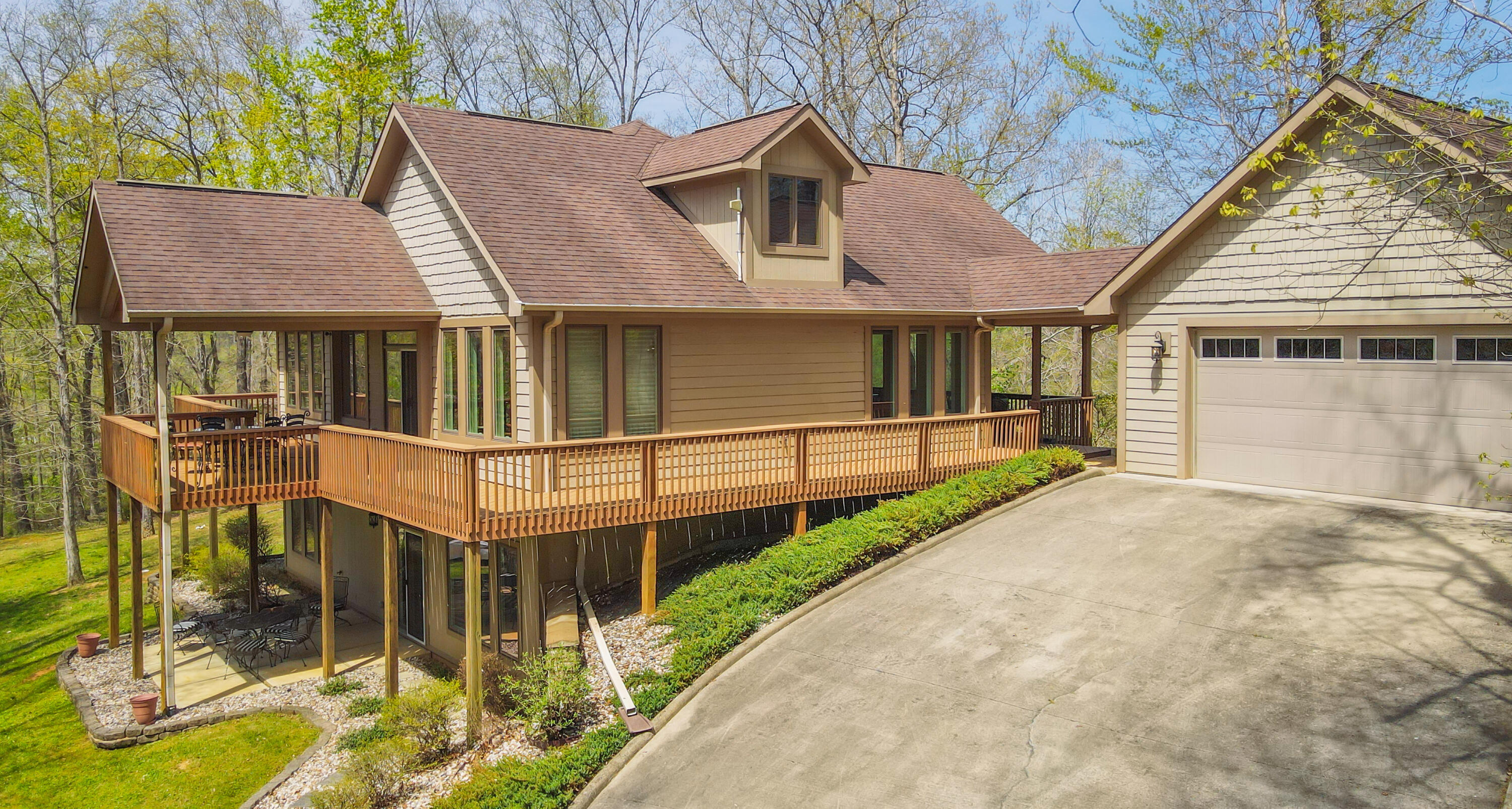 450 White Oak Drive Property Photo 1