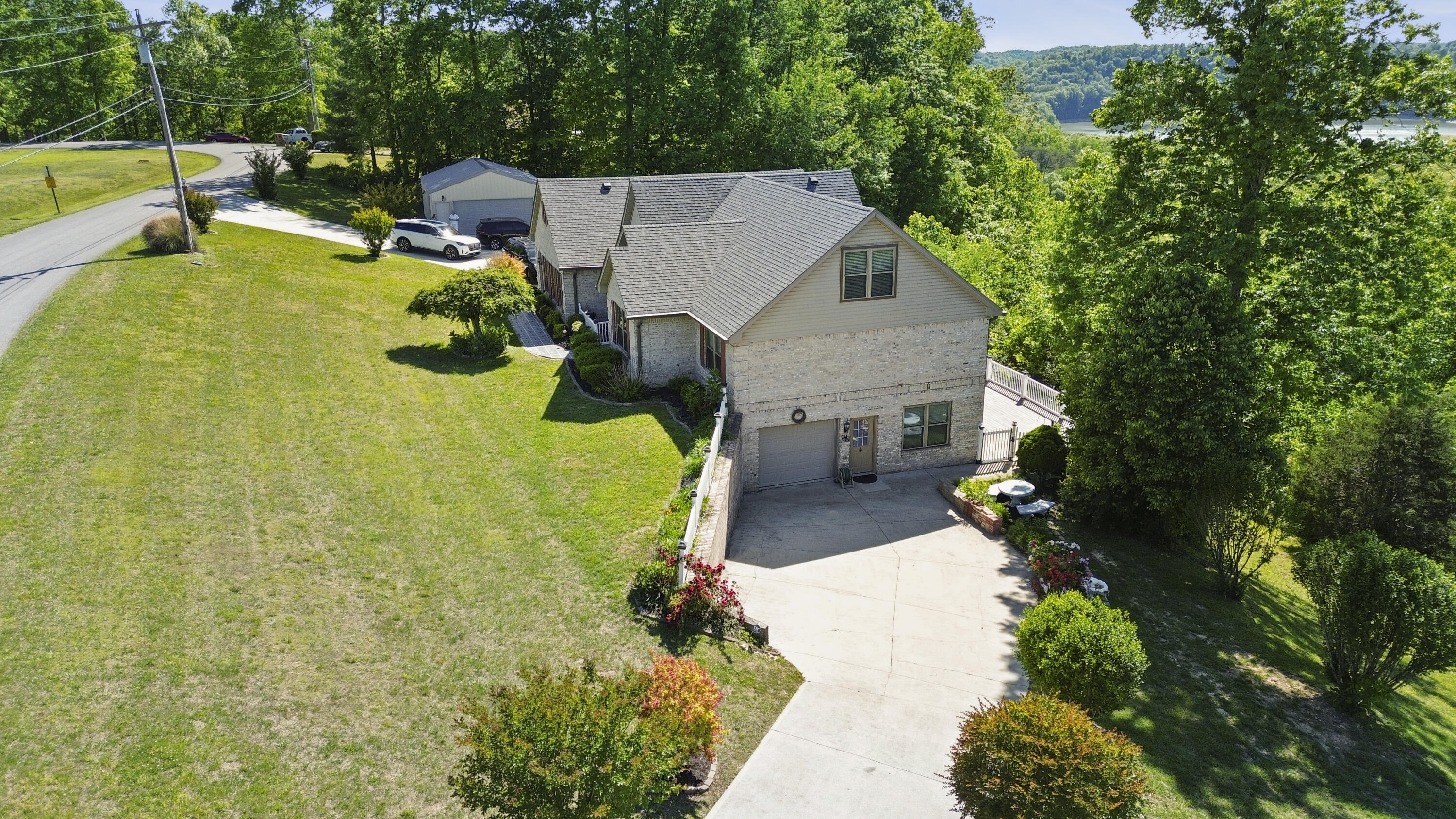 3823 Hickory Hill Drive Property Photo 3