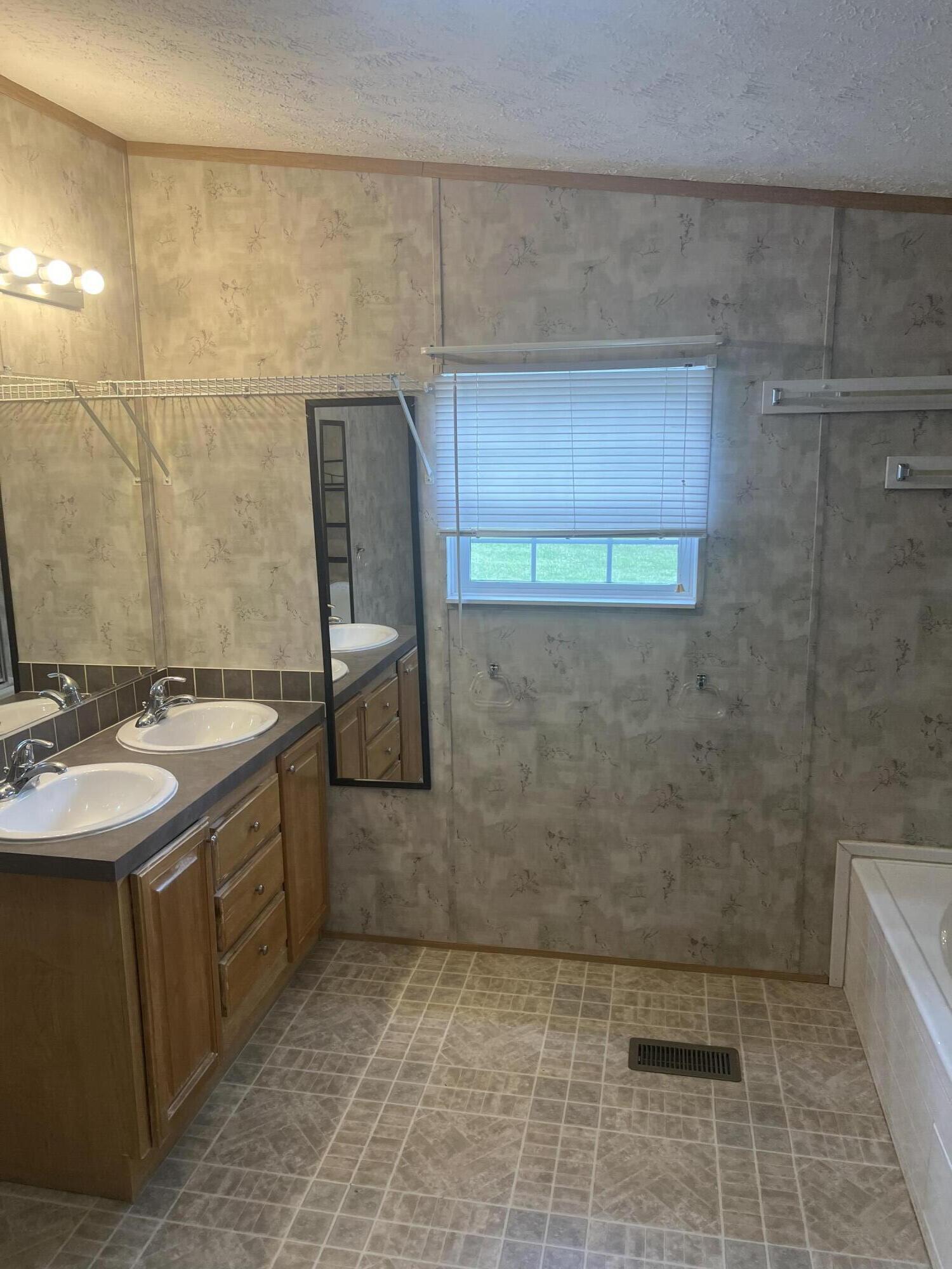 905 Division Road Property Photo 6