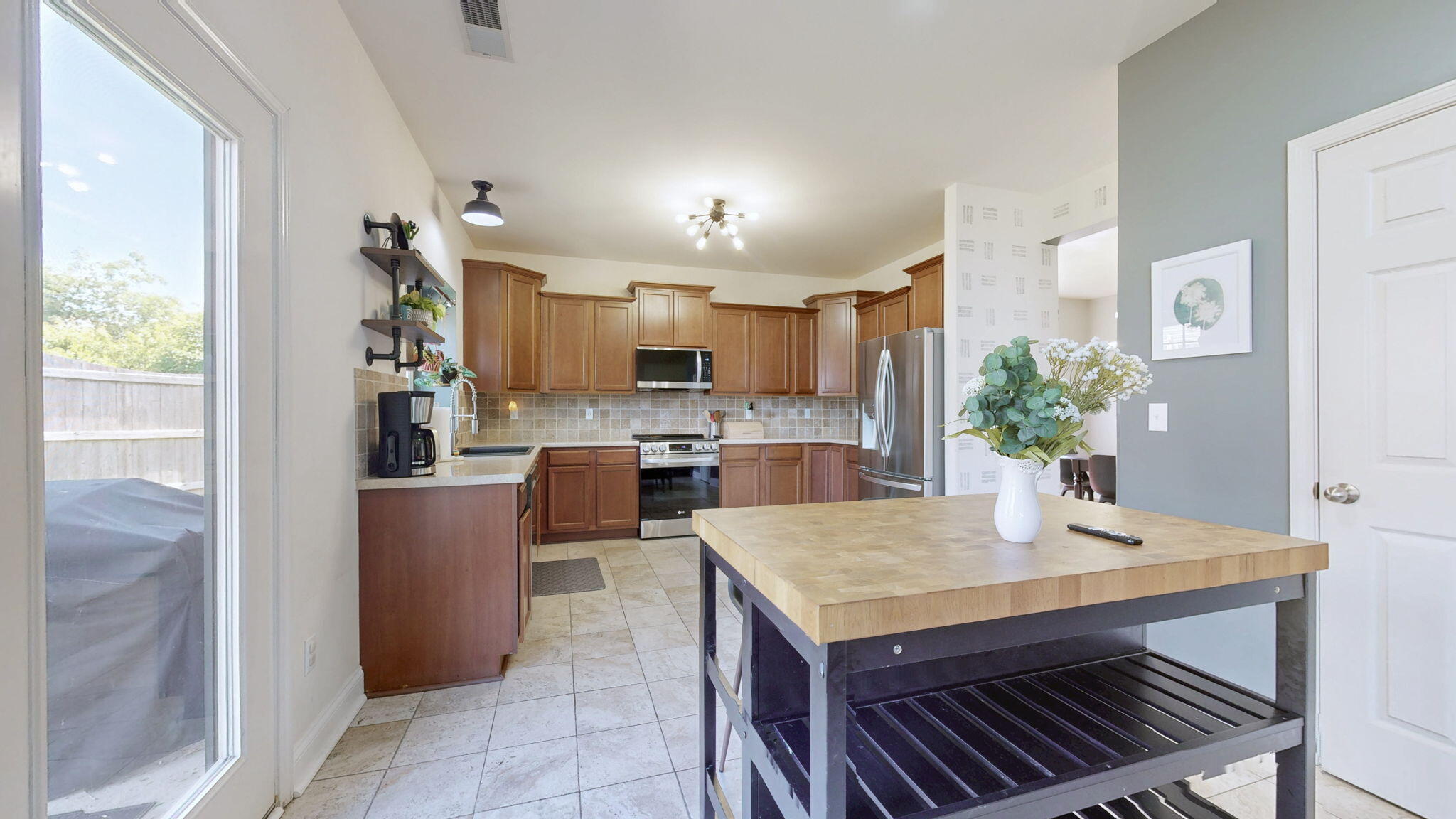 2380 Merluna Drive Property Photo 5