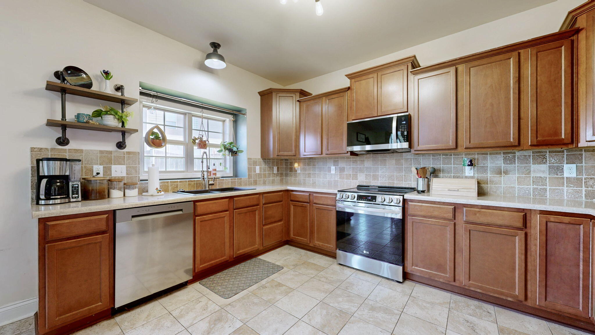 2380 Merluna Drive Property Photo 8