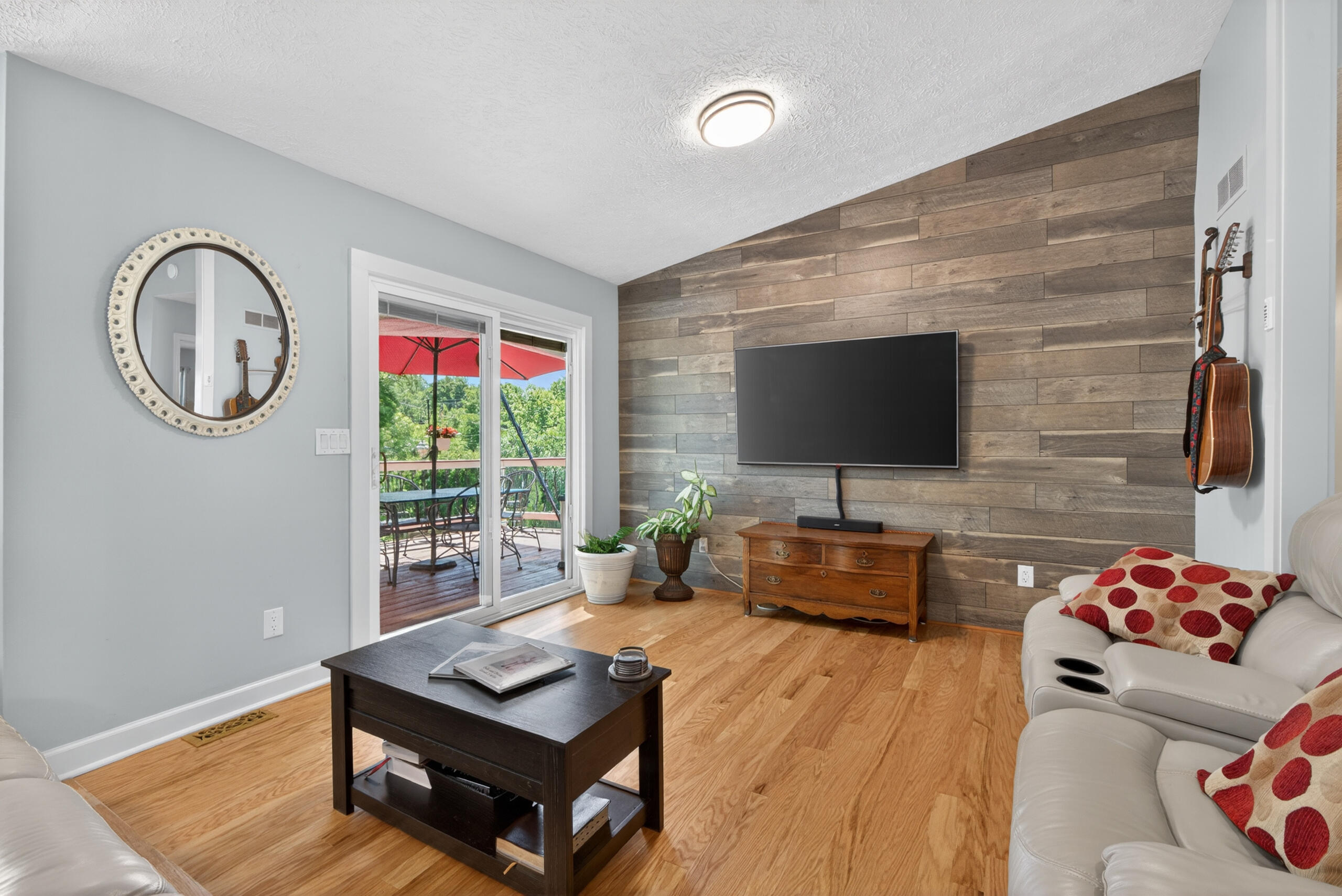 1136 Chinoe Road Property Photo 3