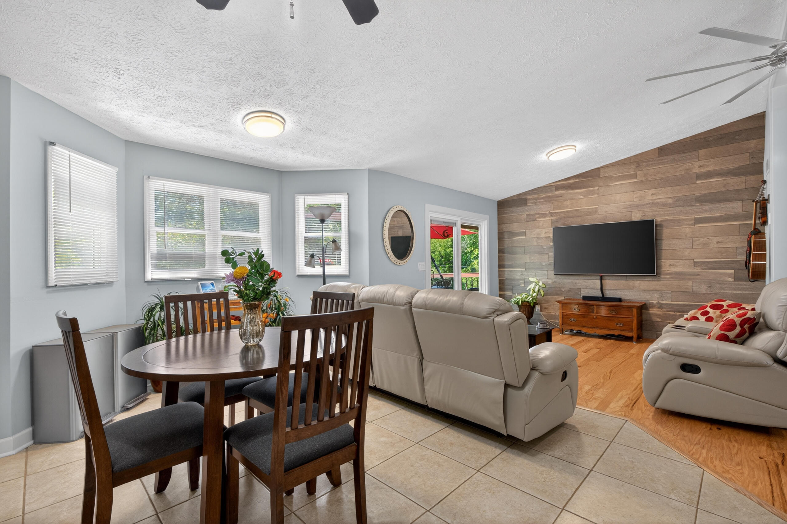 1136 Chinoe Road Property Photo 4