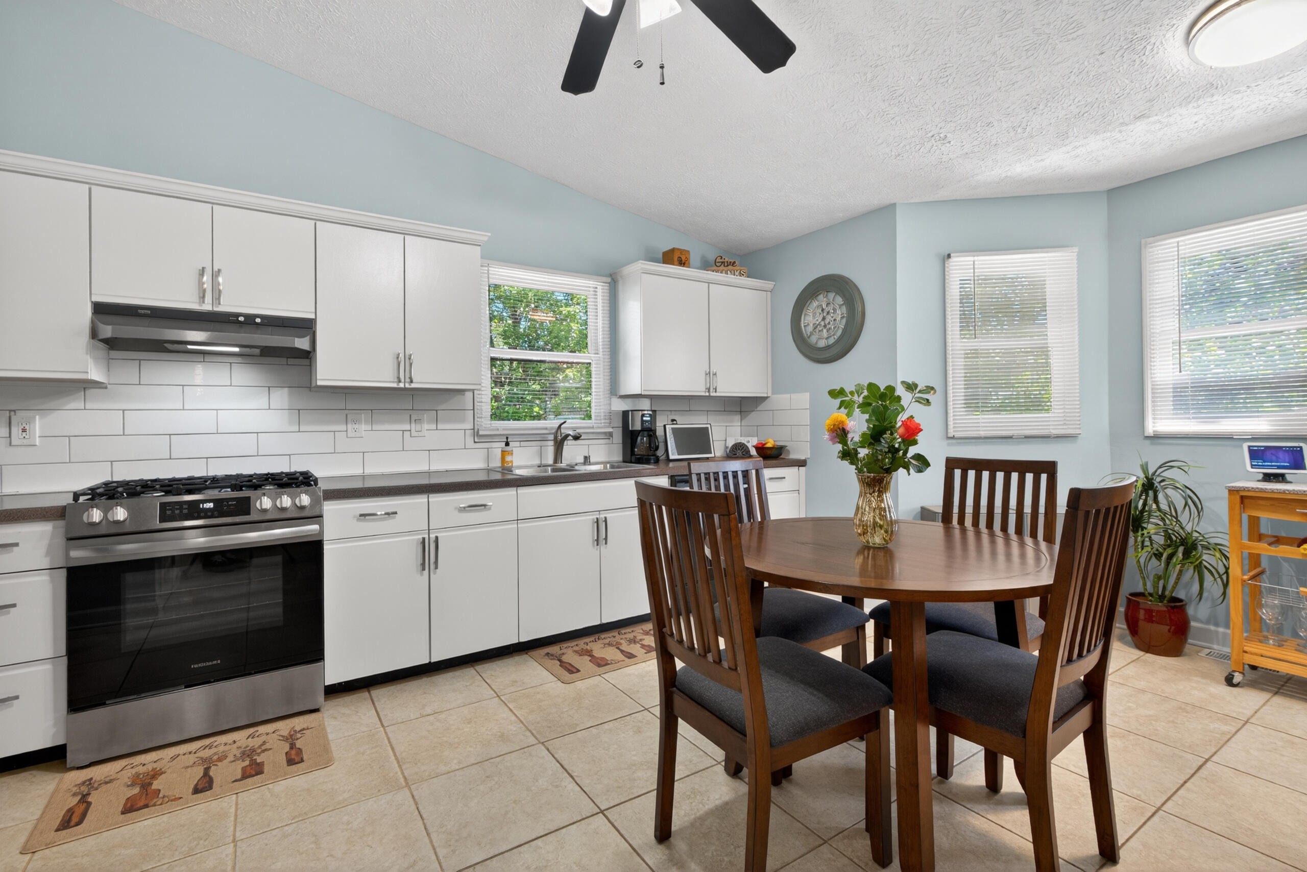 1136 Chinoe Road Property Photo 6