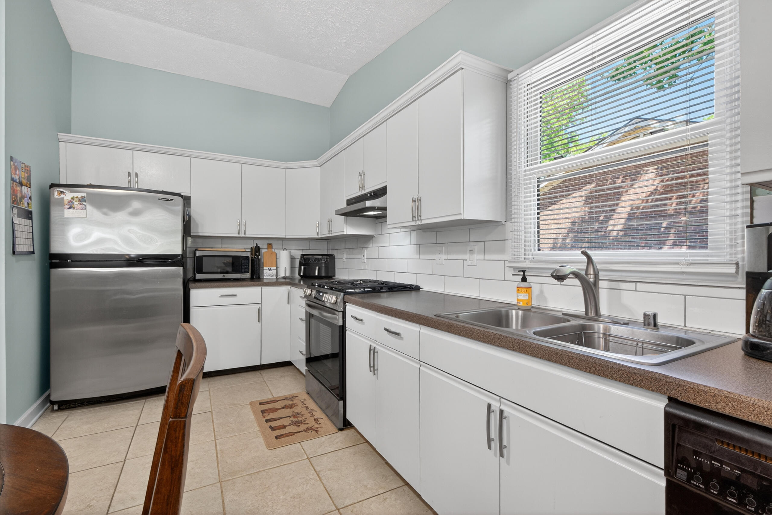 1136 Chinoe Road Property Photo 7