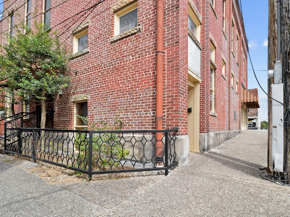 105 W 5th Street Property Photo 3