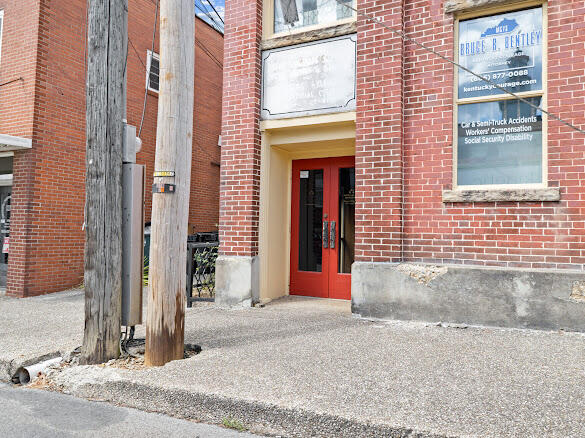 105 W 5th Street Property Photo 4