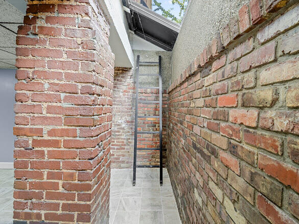 105 W 5th Street Property Photo 15