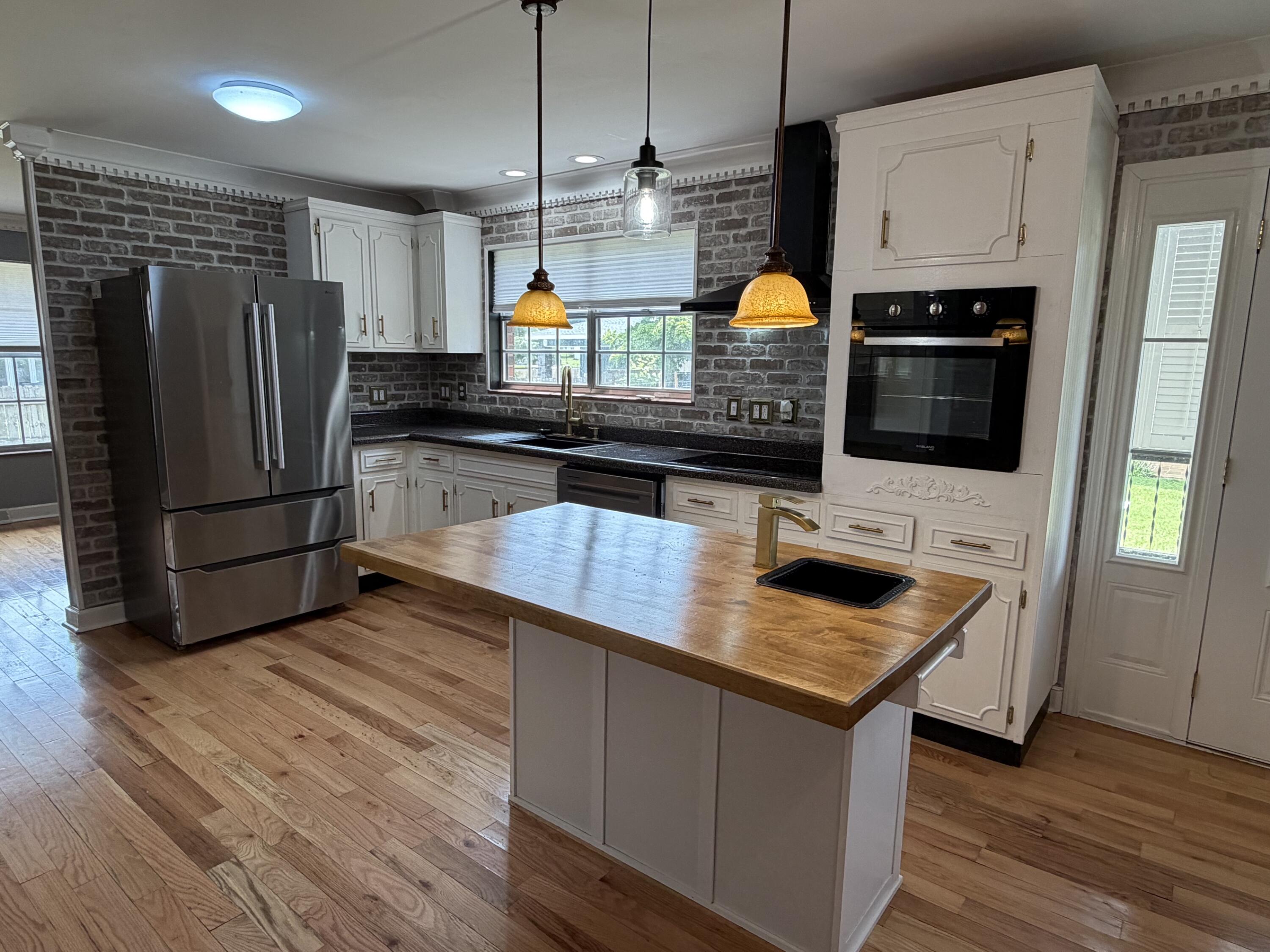 1107 Circle Drive Property Photo 2